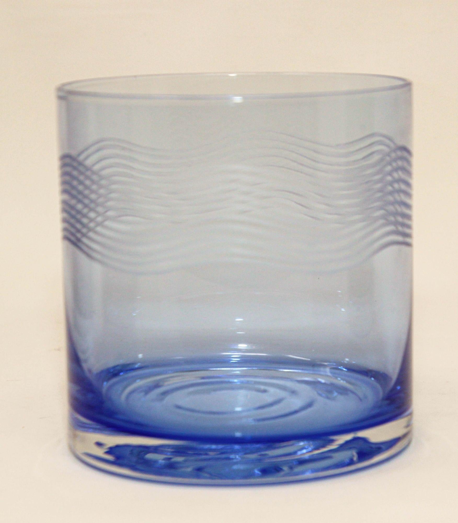 Ensemble de quatre verres à boire vintage en cristal coloré avec motif gravé en vente 1