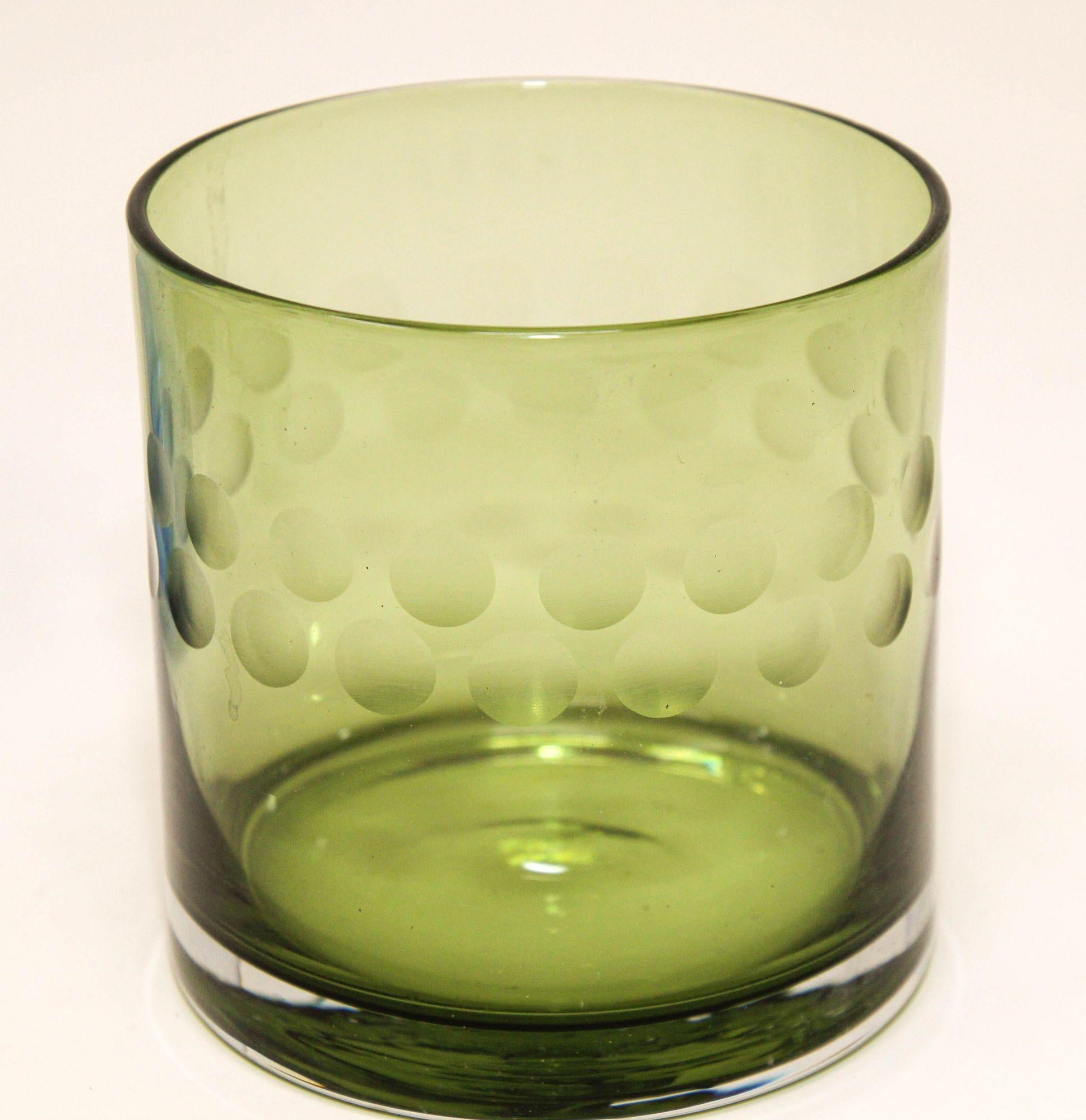 Ensemble de quatre verres à boire vintage en cristal coloré avec motif gravé en vente 2