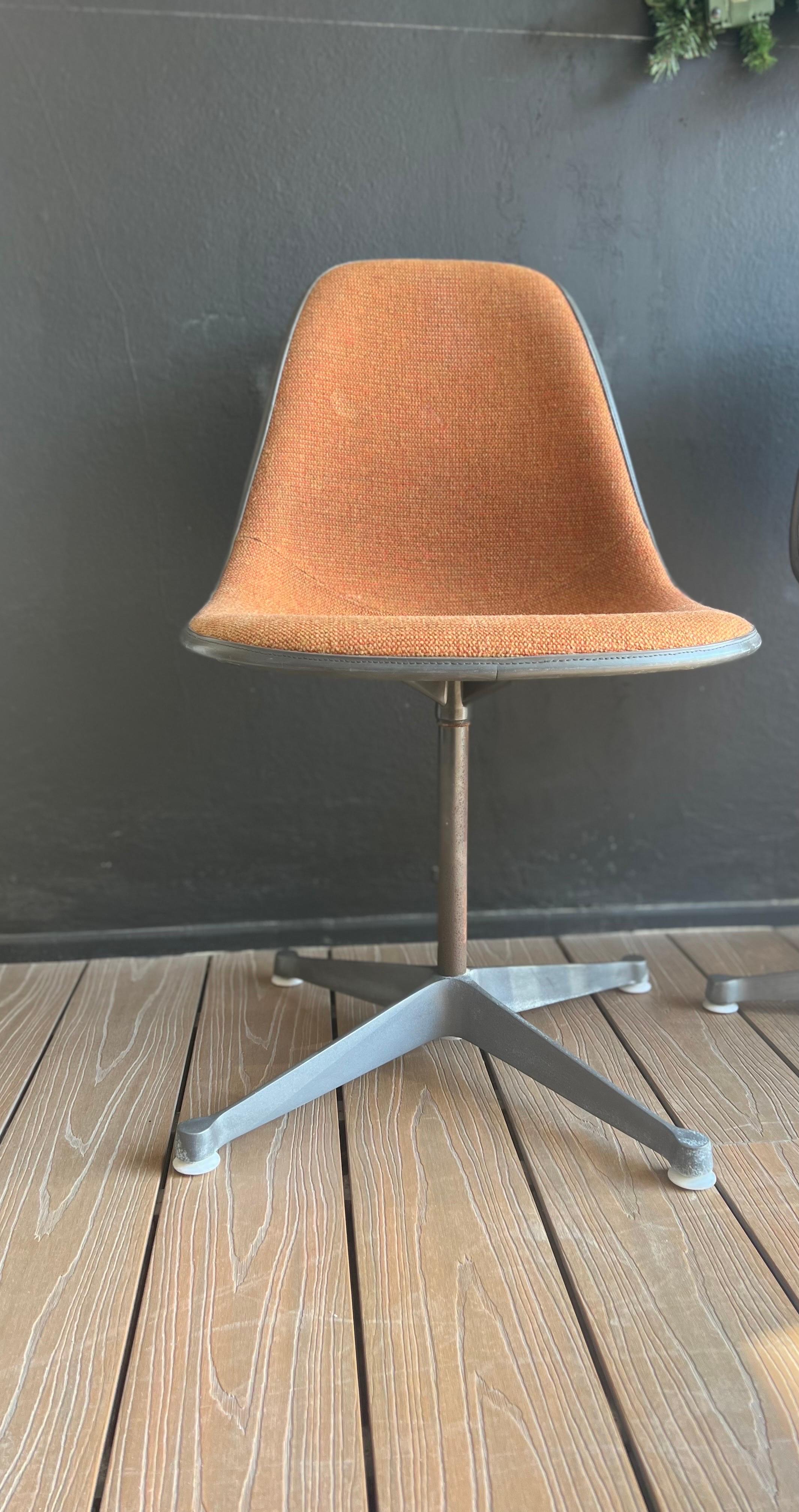 Moulé Ensemble de quatre chaises Eames vintage Contractor Swivel Base pour Herman Miller en vente
