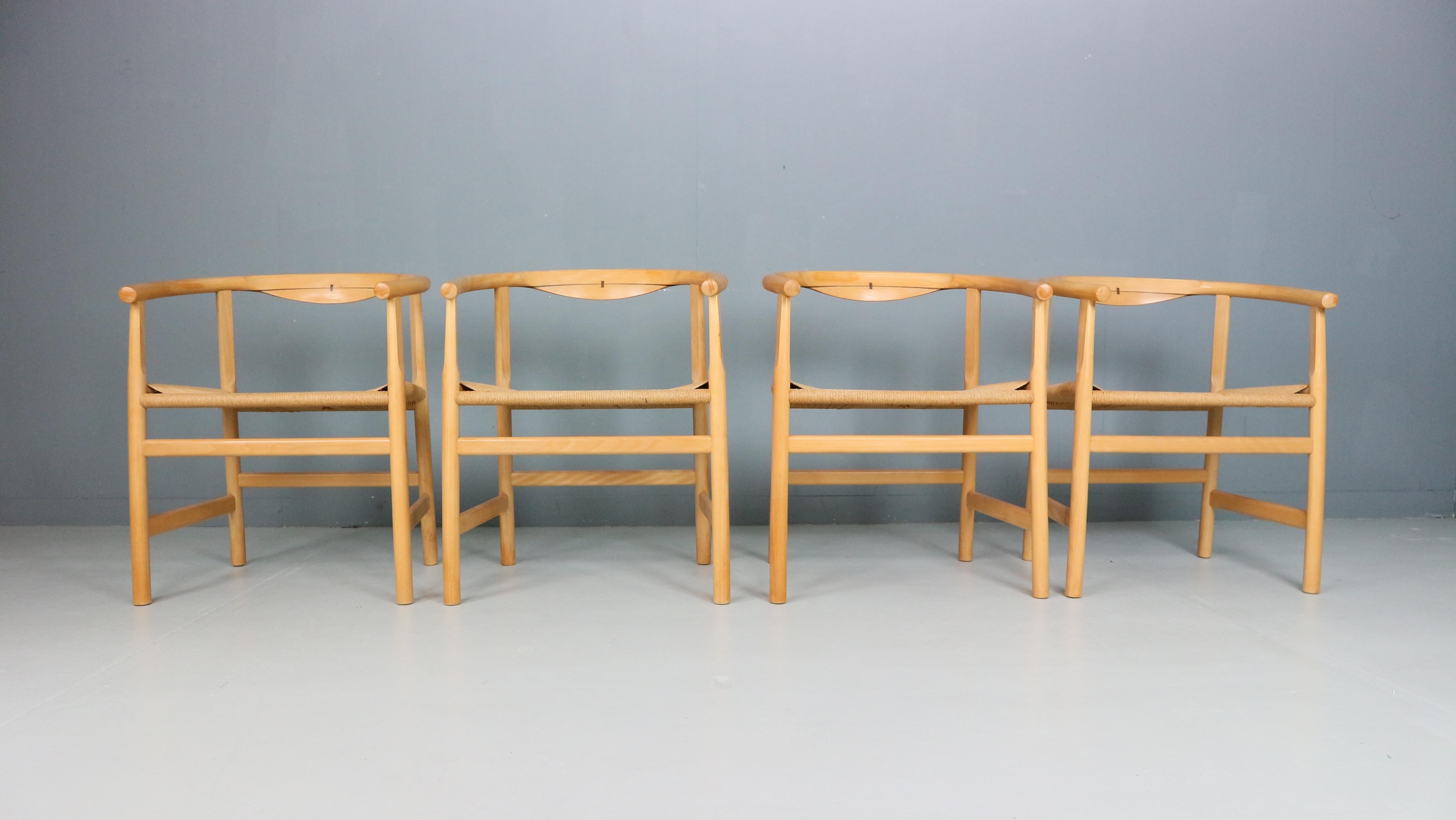 Der pp203 First Chair von PP Møbler, 1969 von Hans J. Wegner entworfen, ist ein Meisterwerk, das die Ästhetik des pp701 Minimal Chair mit der robusten Konstruktion des pp56 Chinese Chair auf elegante Weise verbindet. Das Design zeichnet sich durch