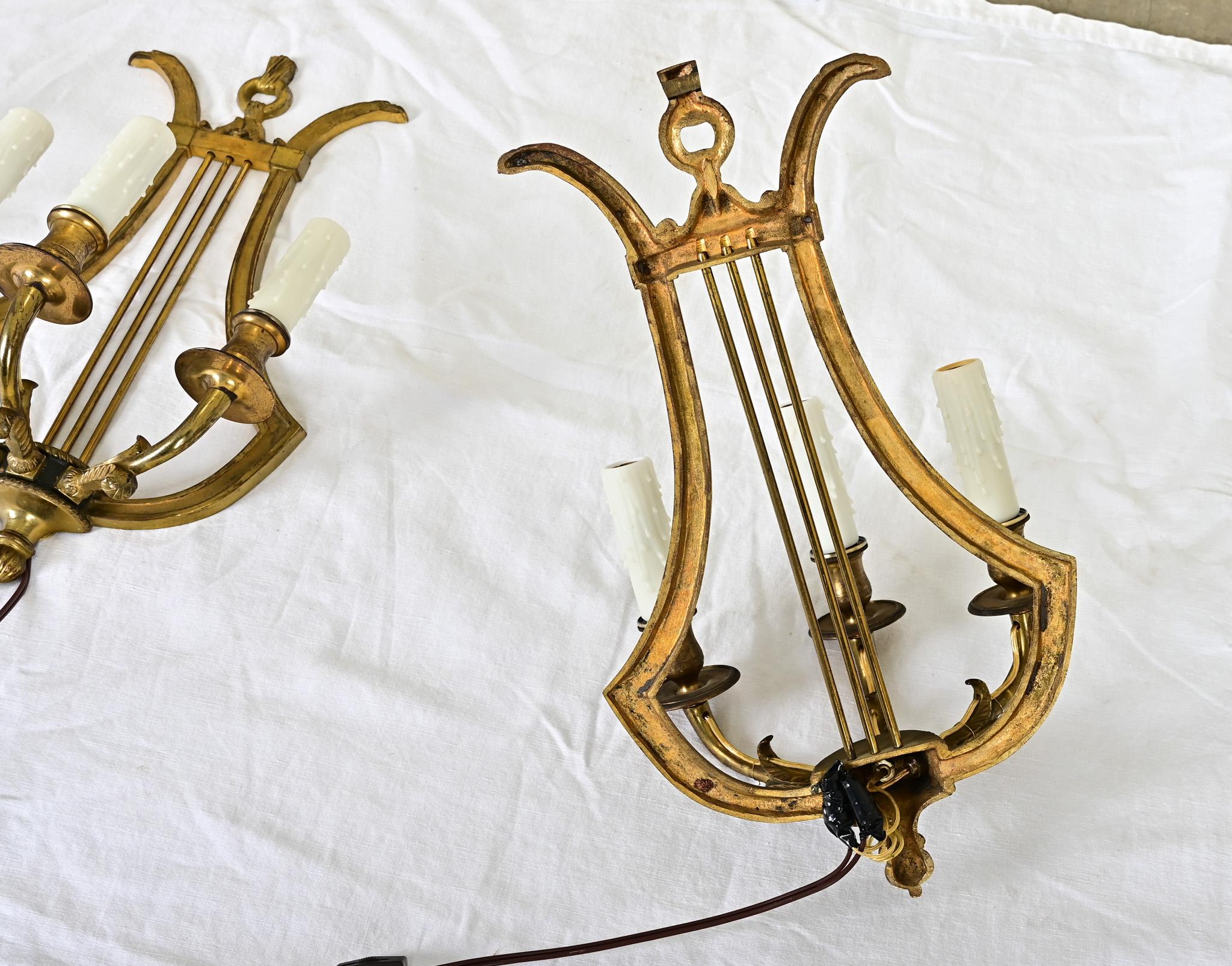 Set di quattro lampade a lira in ottone francese d'epoca in vendita 2