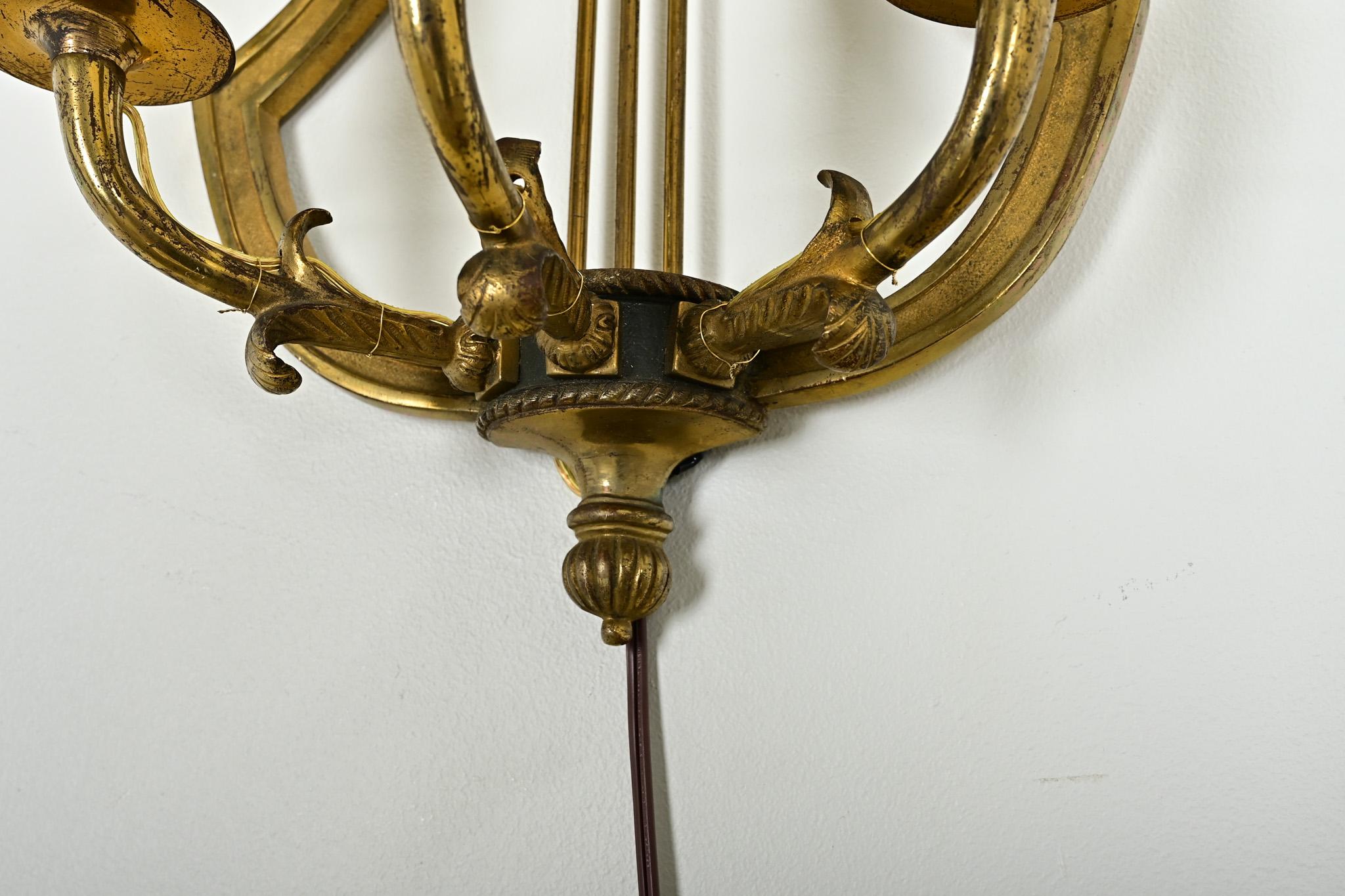 Set di quattro lampade a lira in ottone francese d'epoca in vendita 3