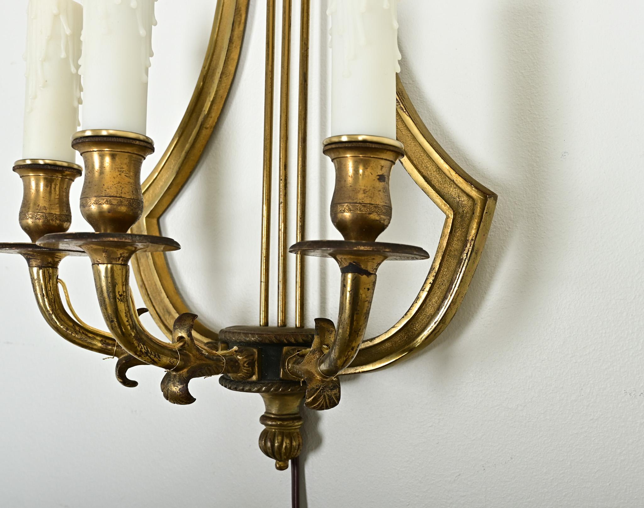Set di quattro lampade a lira in ottone francese d'epoca in vendita 4