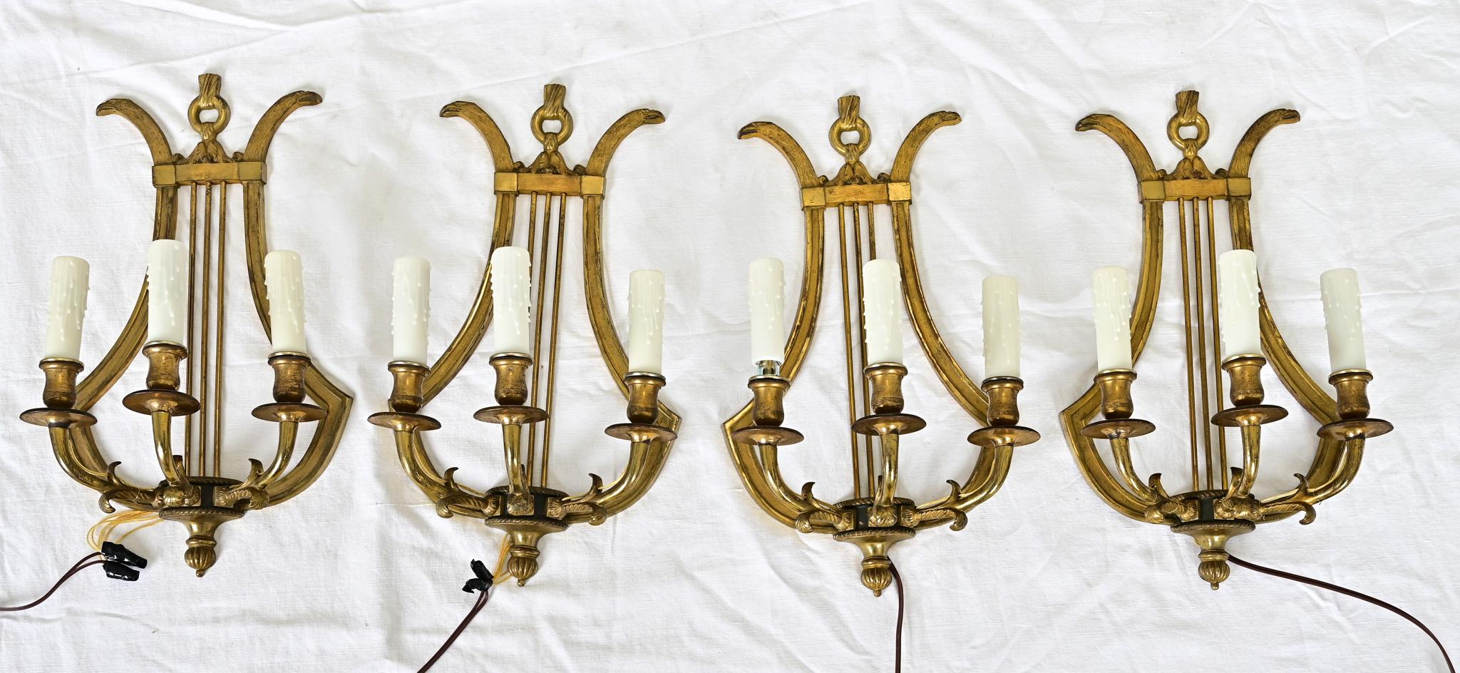 Set di quattro lampade a lira in ottone francese d'epoca in vendita 5