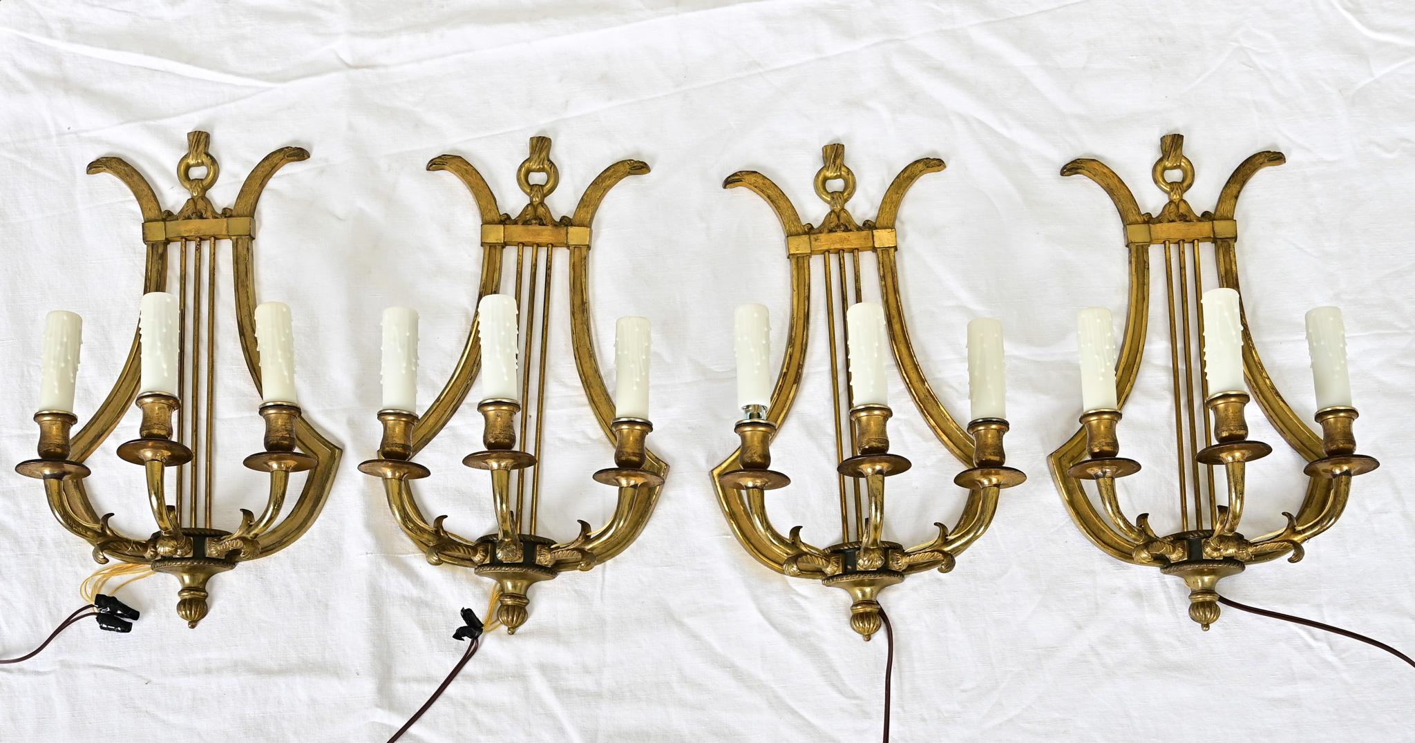 Set di quattro lampade a lira in ottone francese d'epoca in vendita 6