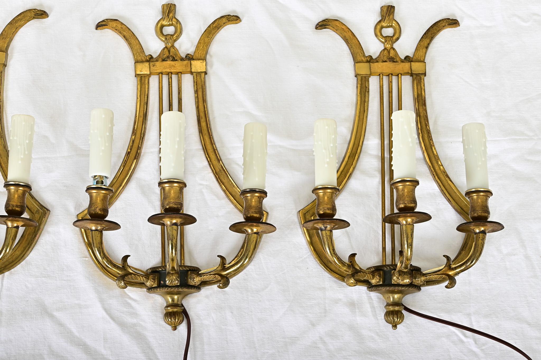 Set di quattro lampade a lira in ottone francese d'epoca in vendita 8