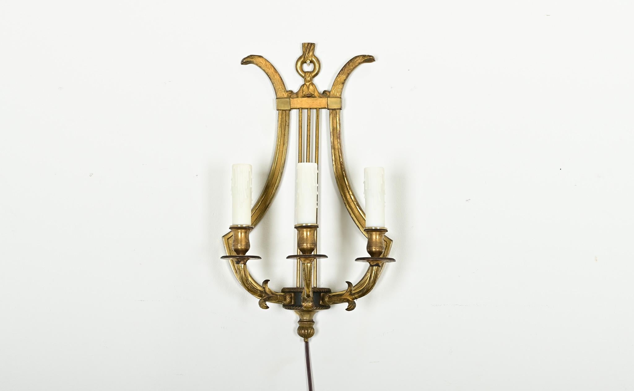 Direttorio Set di quattro lampade a lira in ottone francese d'epoca in vendita