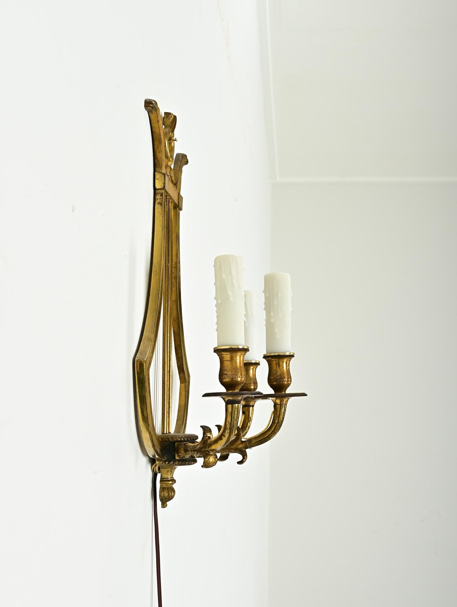 Calco Set di quattro lampade a lira in ottone francese d'epoca in vendita