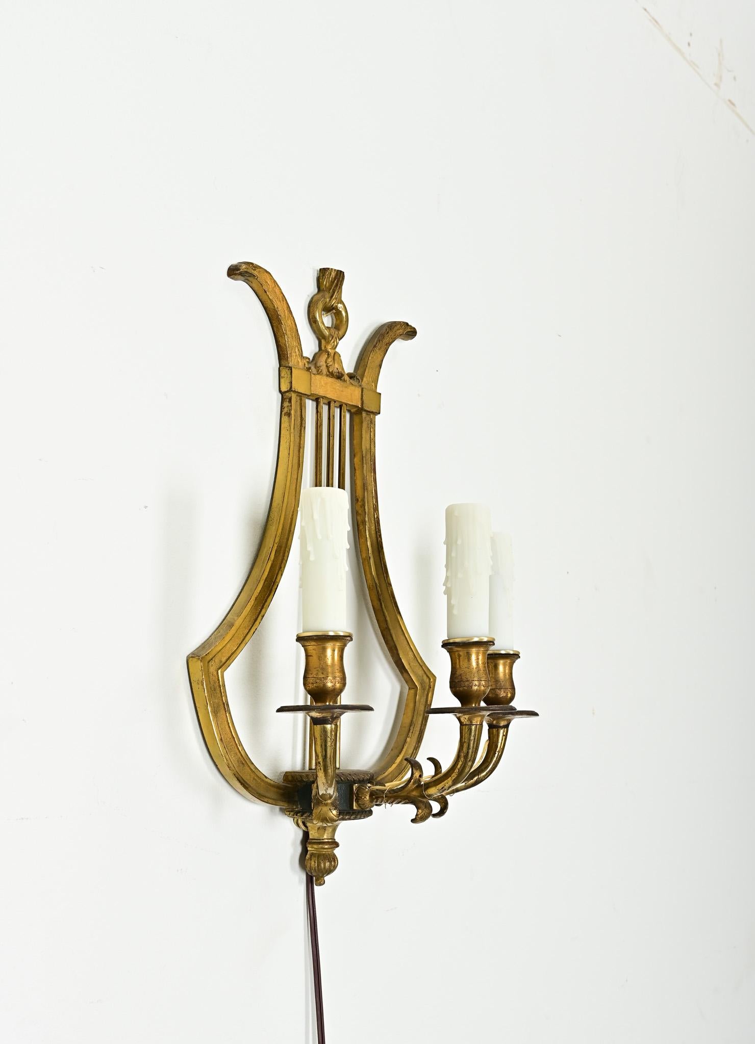 Ottone Set di quattro lampade a lira in ottone francese d'epoca in vendita