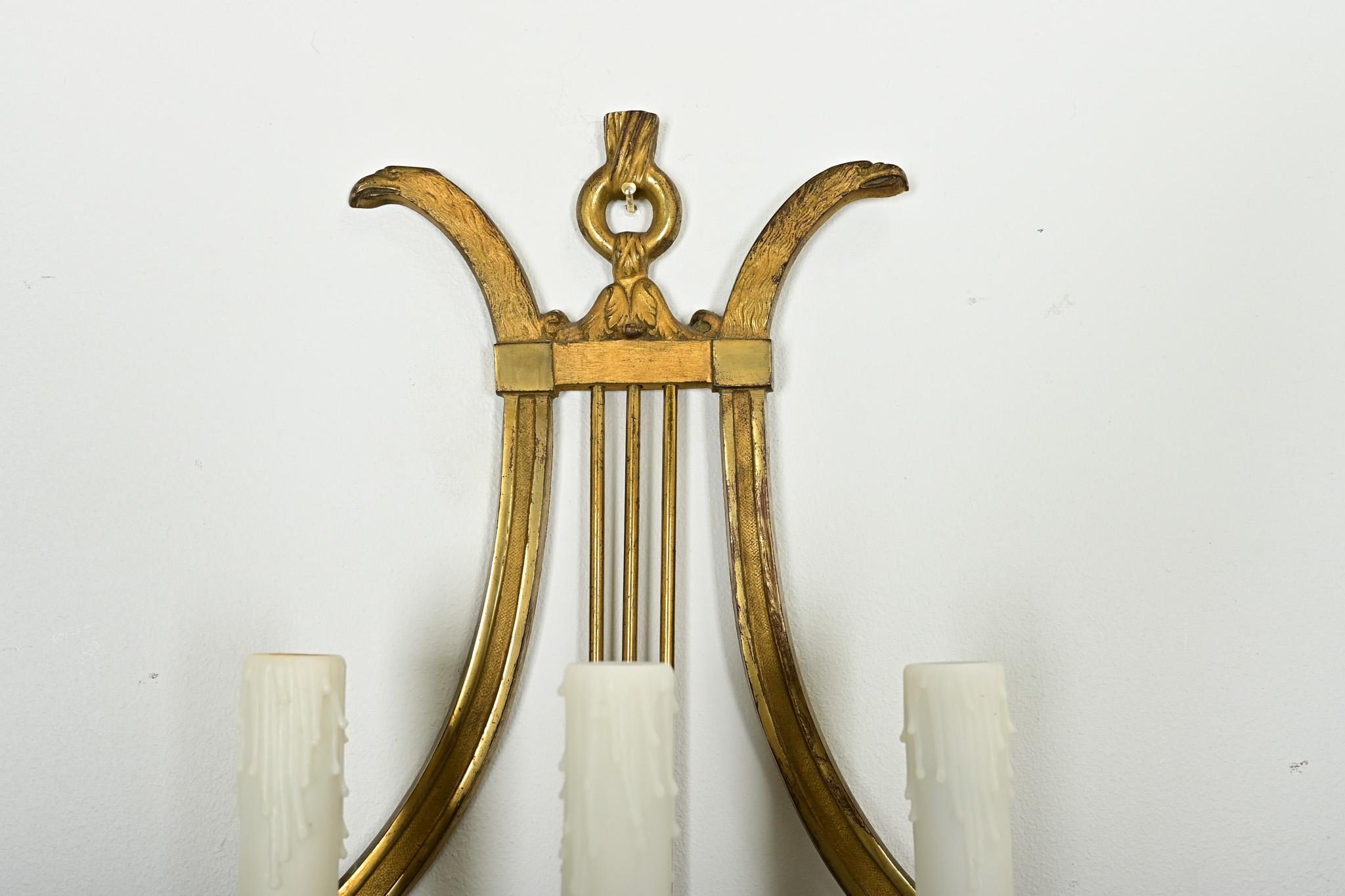 Set di quattro lampade a lira in ottone francese d'epoca in vendita 1