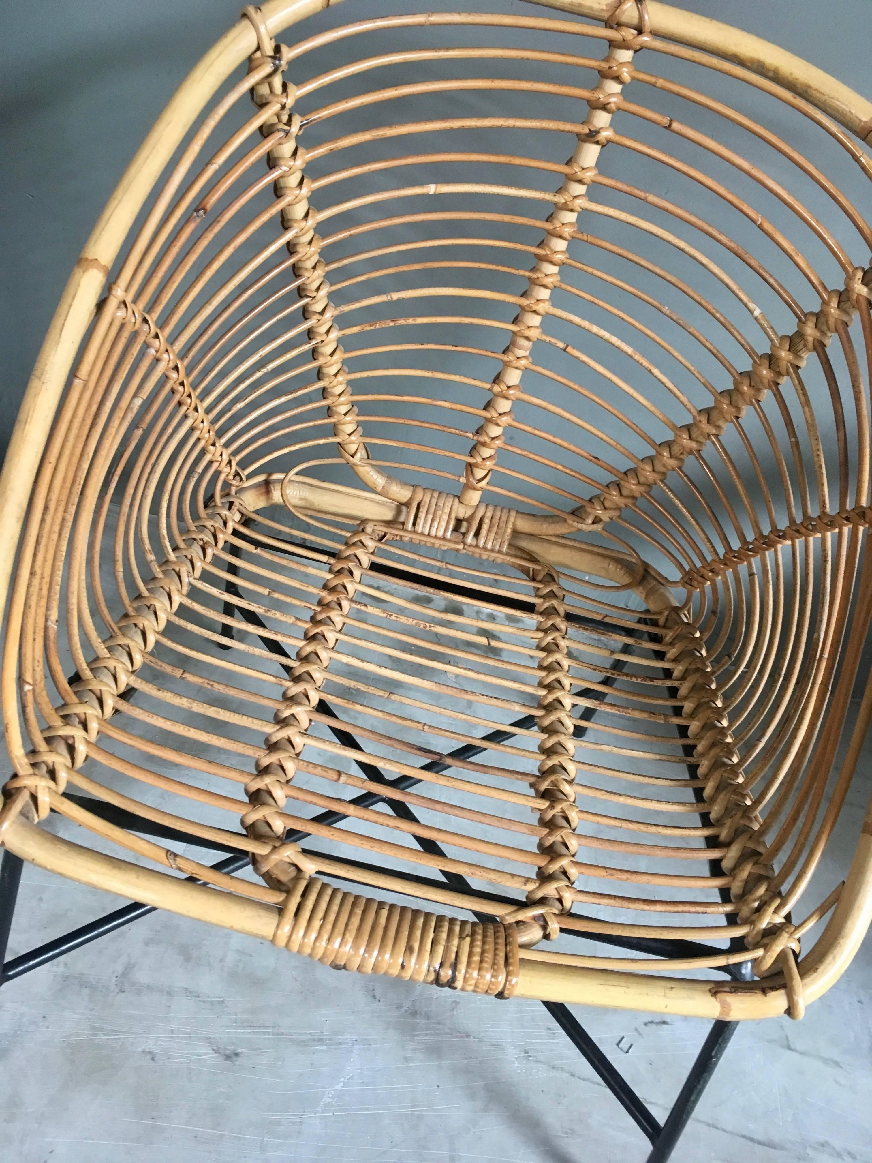 Set di quattro sedie francesi vintage in vimini e rattan in vendita 4