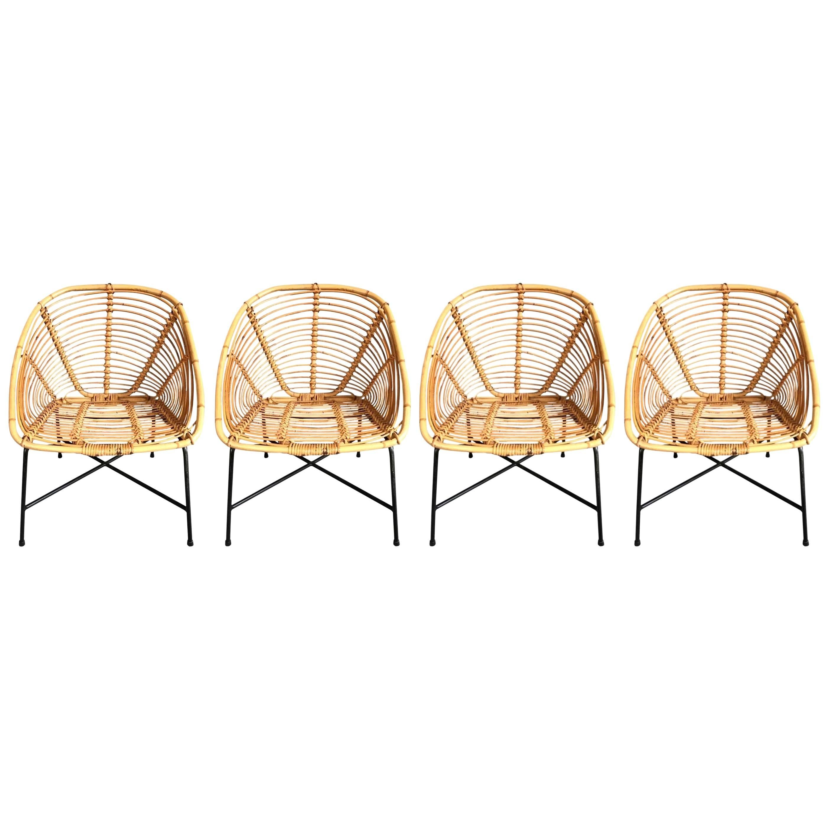 Ensemble de quatre chaises vintage françaises en osier et rotin en vente