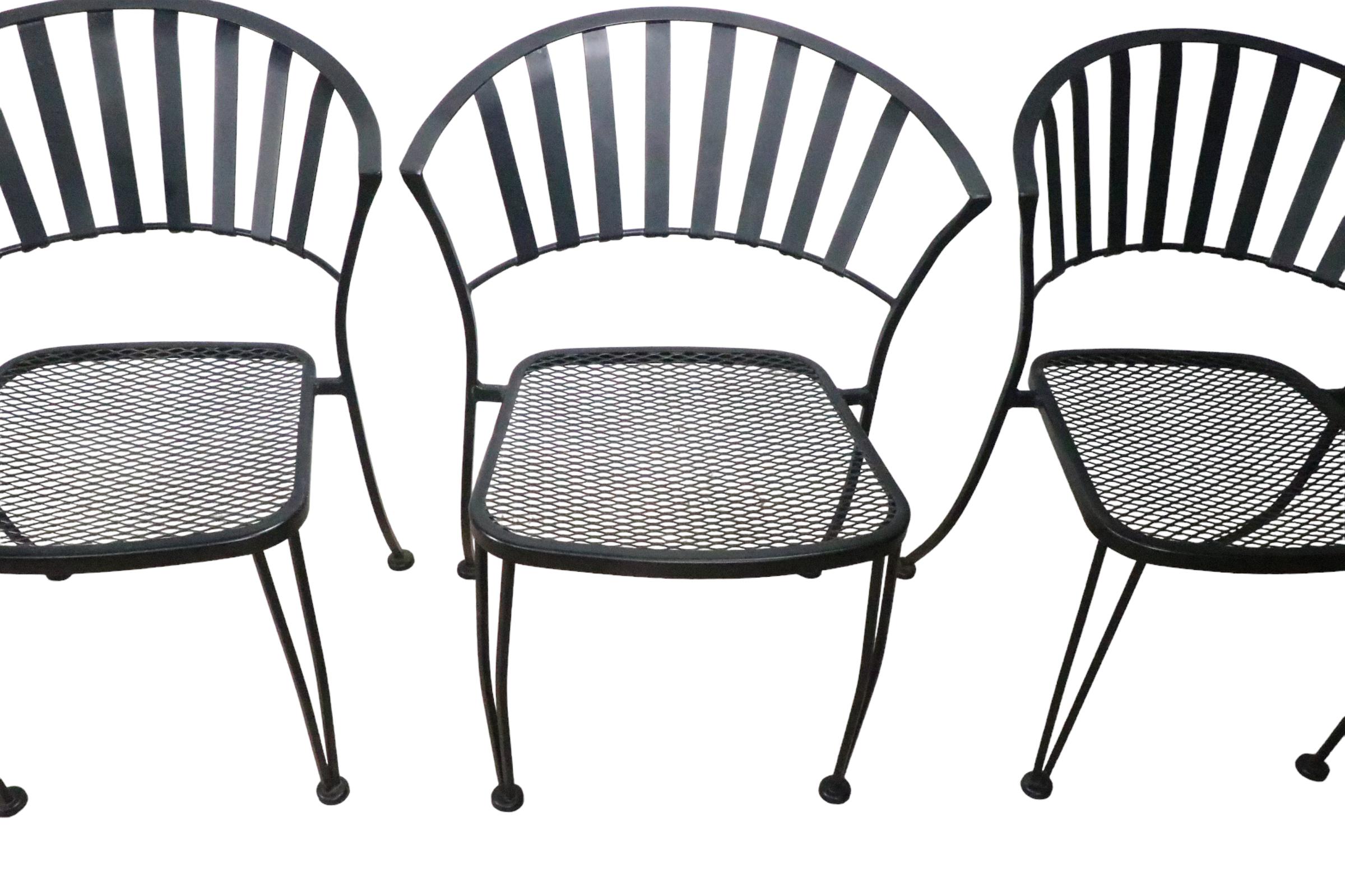 Set of Four Vintage Garden Patio Poolside Metal Strap Dining Chairs In Good Condition For Sale In New York, NY
