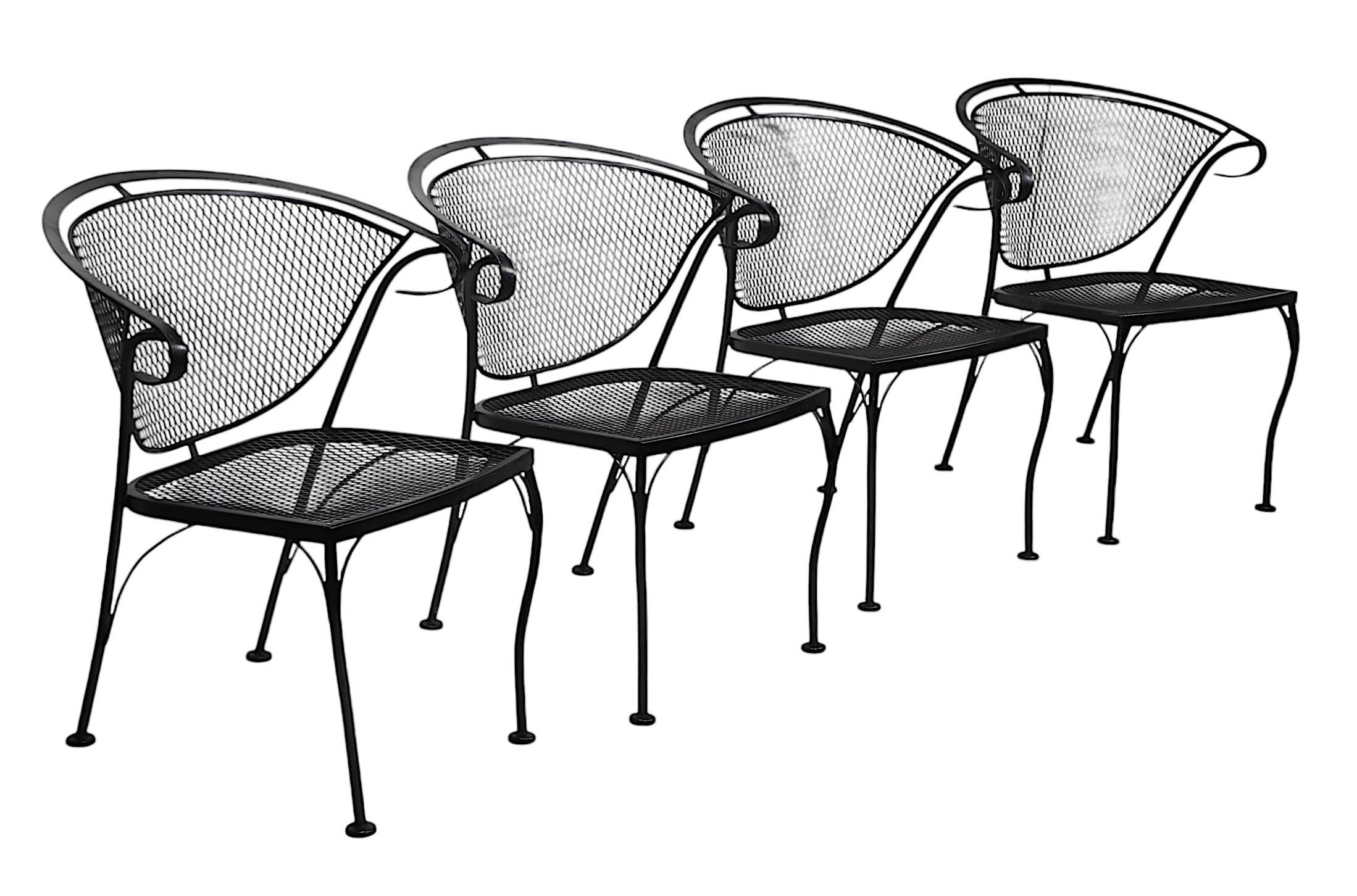 Schöner sauberer Satz von vier Stühlen aus Schmiedeeisen und Metallgeflecht für den Garten, die Terrasse, den Pool. der Woodard Furniture Company. Die Stühle verfügen über  Rahmen aus Schmiedeeisen, mit Sitzflächen und Rückenlehnen aus
