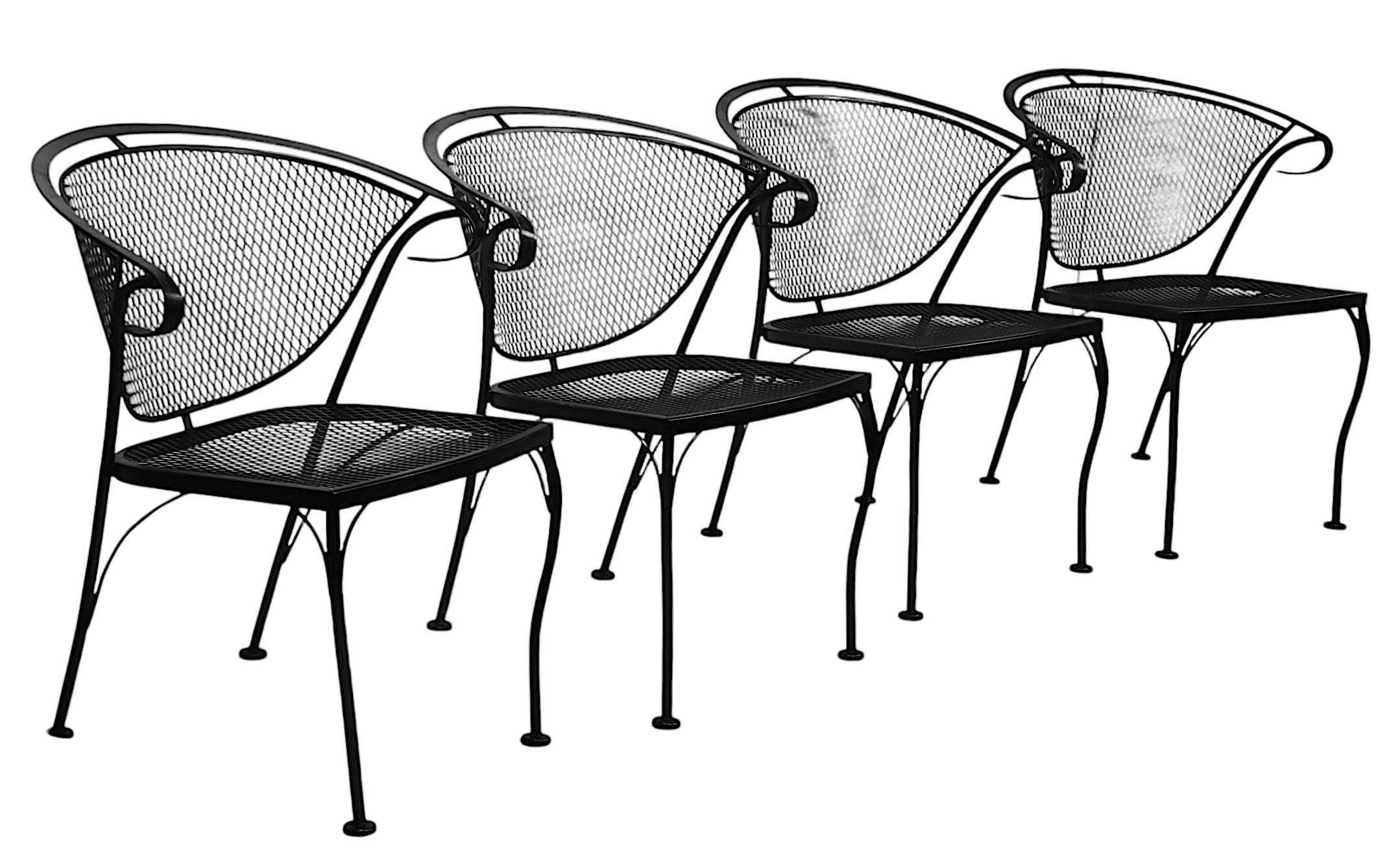 Satz von vier Vintage Garten Patio Poolside Schmiedeeisen  Esszimmerstühle von Woodard (Moderne der Mitte des Jahrhunderts) im Angebot