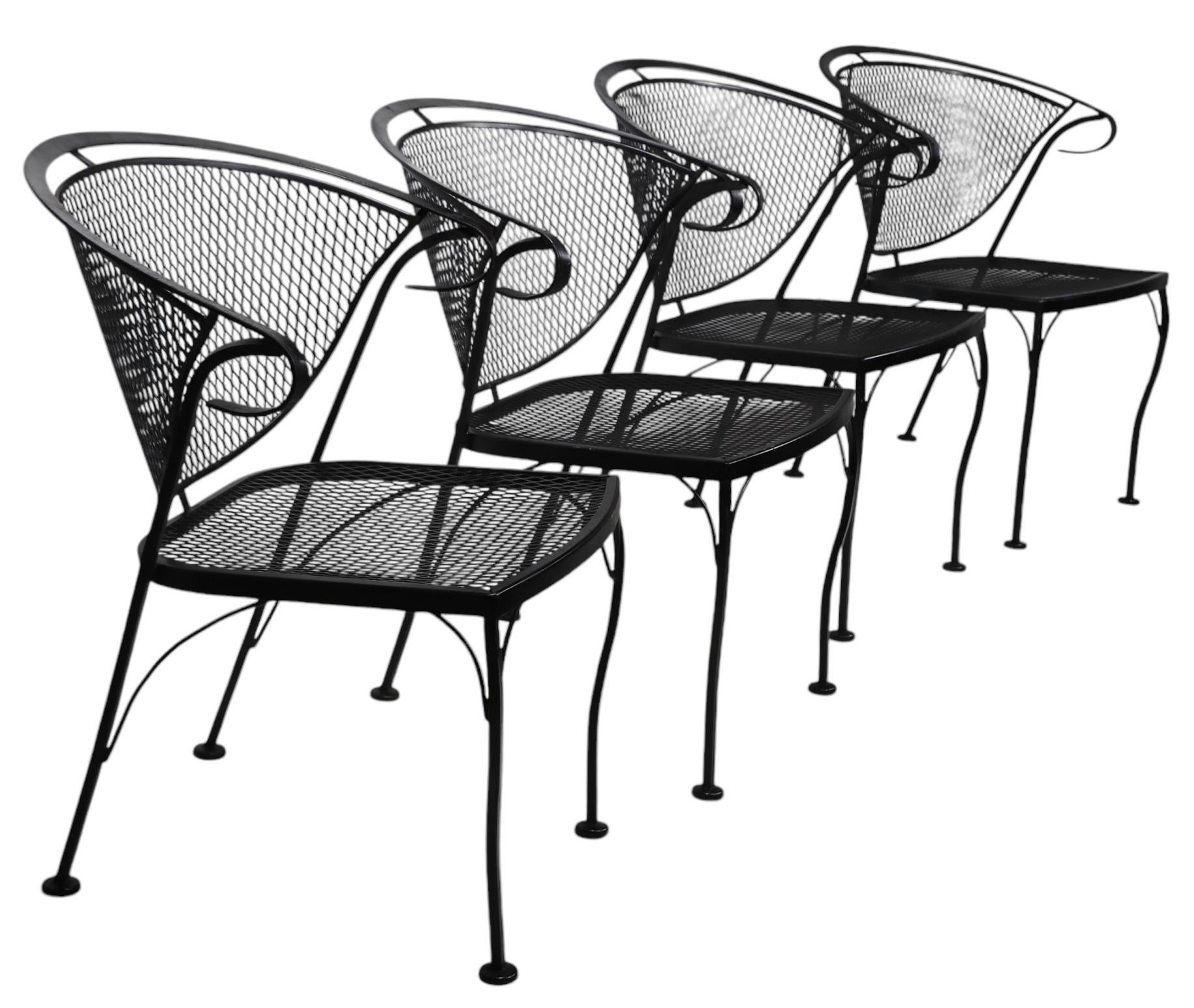 Satz von vier Vintage Garten Patio Poolside Schmiedeeisen  Esszimmerstühle von Woodard (20. Jahrhundert) im Angebot