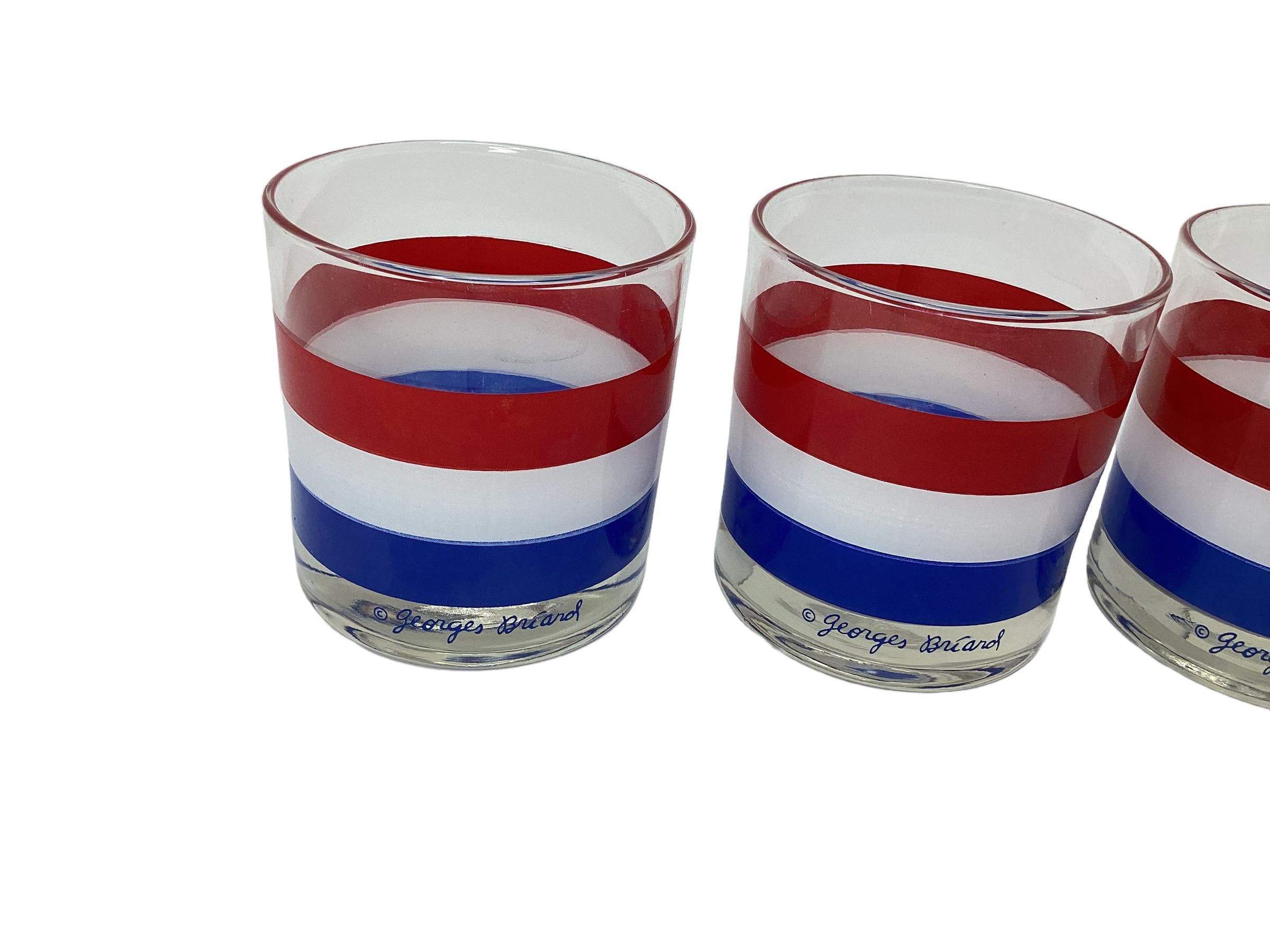 Ensemble de quatre verres à pied Vintage Georges Briard avec des bandes rouges, blanches et bleues.
Deux séries sont disponibles.