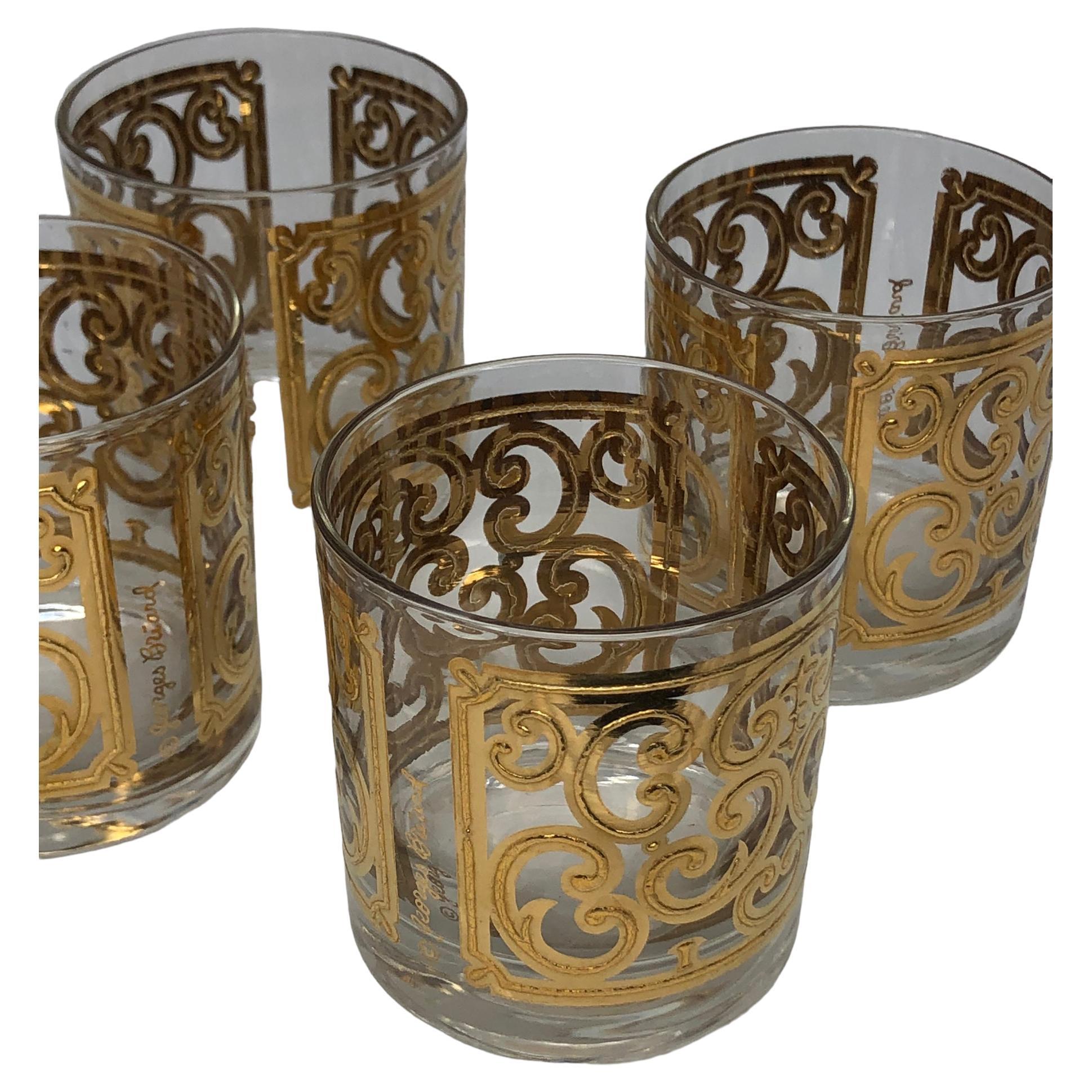 Ensemble de quatre verres à champagne vintage Georges Briard en or espagnol. Décorations audacieuses appliquées à l'or en forme de volutes. Il s'agit d'un modèle rare et difficile à trouver. Nous avons deux séries de quatre disponibles et elles sont