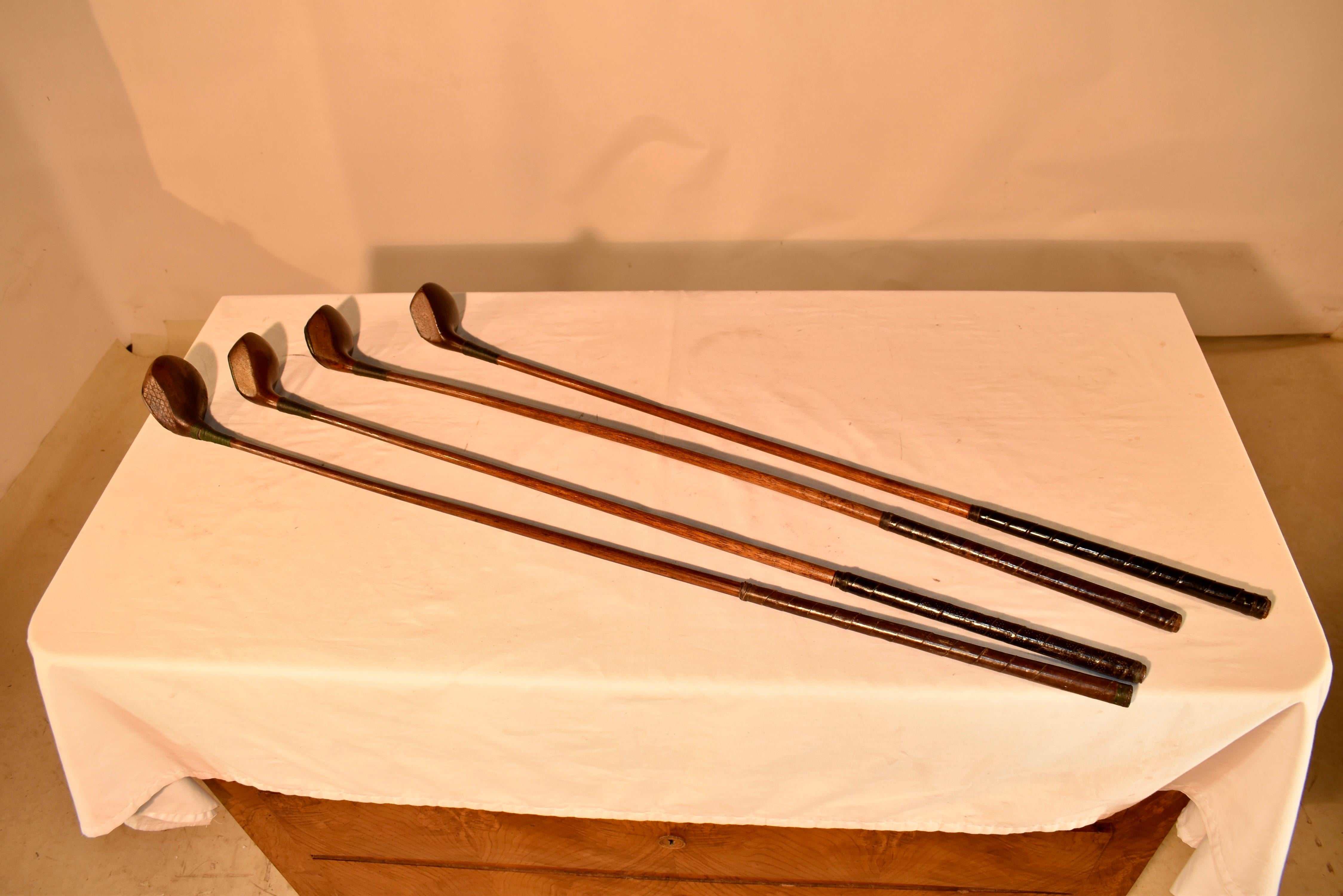 Juego de cuatro maderas de golf vintage, circa 1930-1940.  Cada uno de los palos es único y se ha usado bien a lo largo de los años, lo que les da un color y un patrón de uso maravillosos.  Lo más probable es que las astas sean de nogal americano y