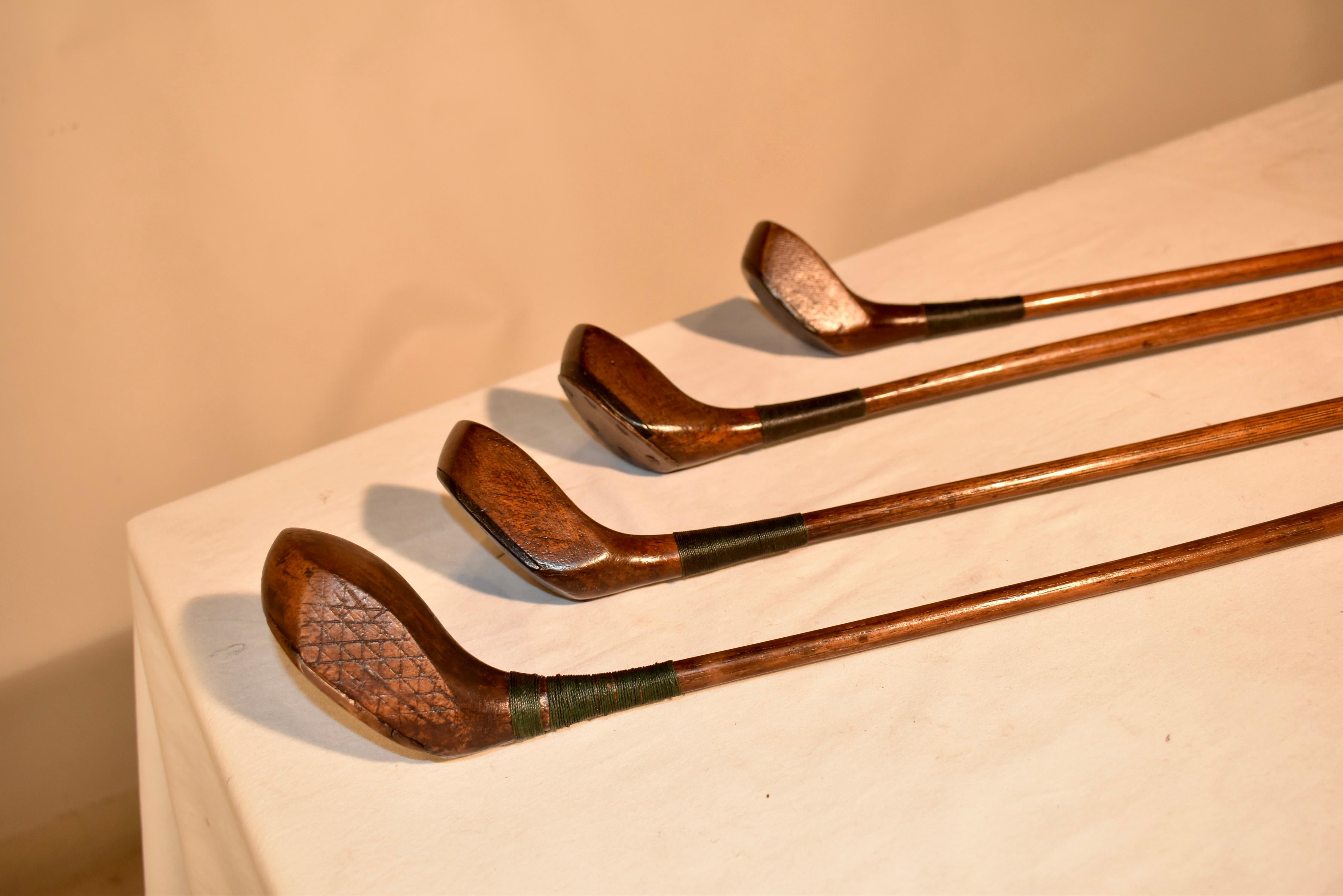 Juego de cuatro palos de golf vintage, circa 1930-1940 Pecán en venta