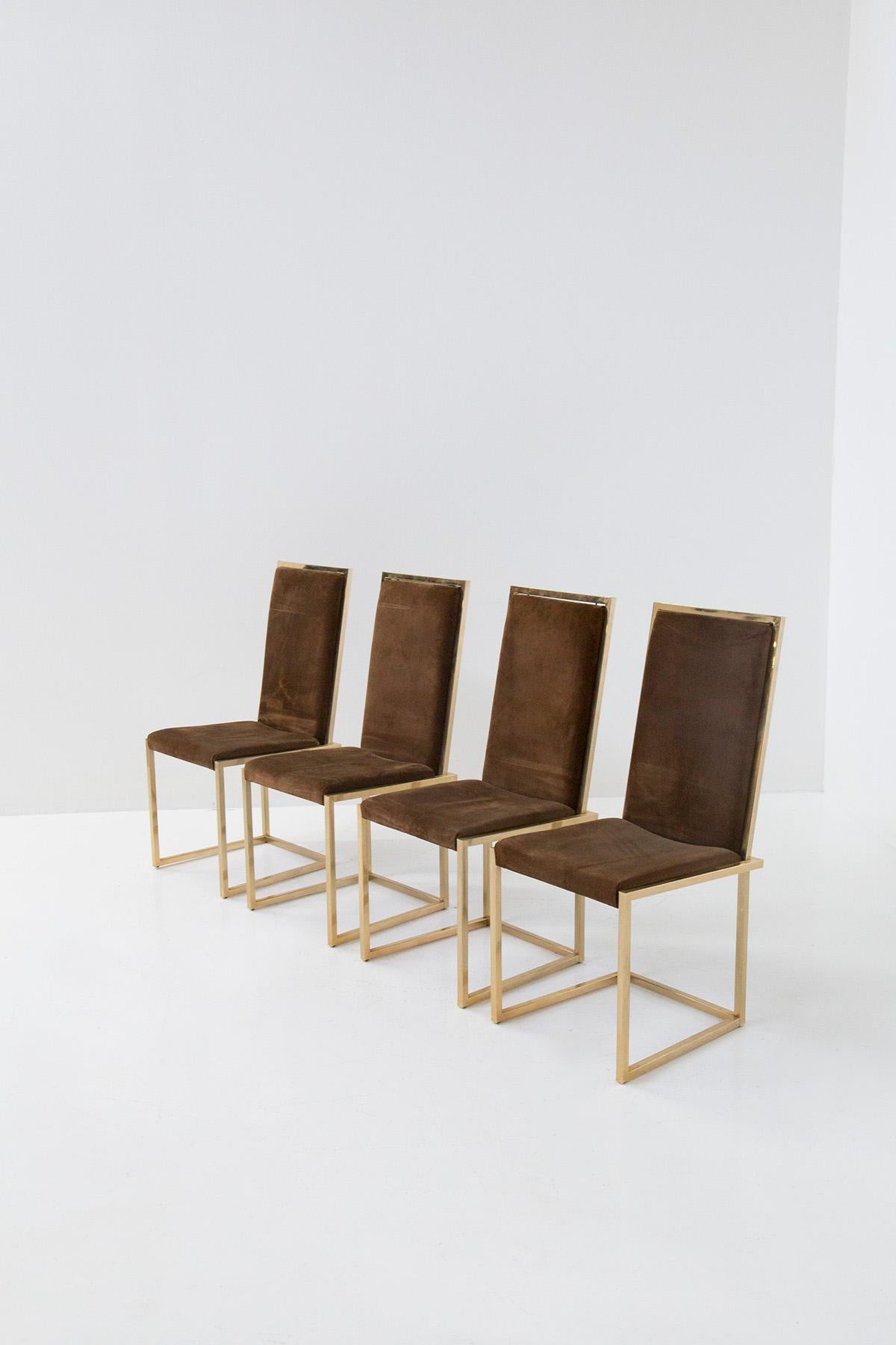 Set of four Italian chairs from the 1970s. The set is typically of 1970s design. The four chairs feature a gilded metal frame; in fact, the frame is made of tubular metal that outlines the shape of the seat. Its lines are very clean and sharp and