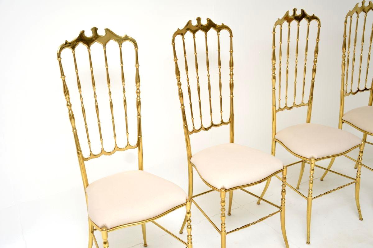 Mid-Century moderno Set di quattro sedie da pranzo Chiavari d'epoca in ottone massiccio in vendita