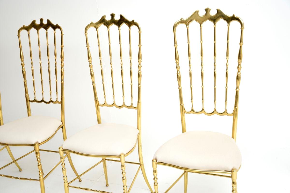 Italiano Set di quattro sedie da pranzo Chiavari d'epoca in ottone massiccio in vendita
