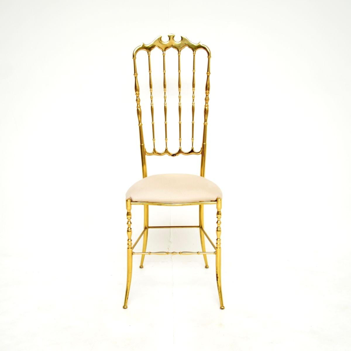 Metà XX secolo Set di quattro sedie da pranzo Chiavari d'epoca in ottone massiccio in vendita