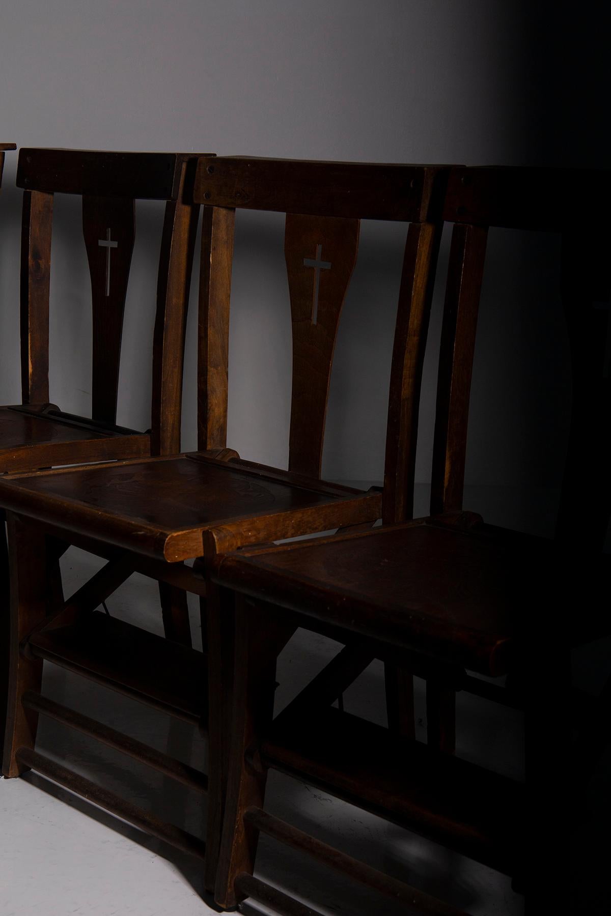 Set of four vintage Italian ecclesiastical chairs with kneeler In Good Condition For Sale In Milano, IT