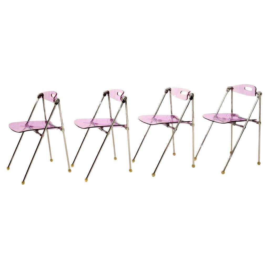 Ein äußerst stilvolles und auffälliges Set von vier italienischen Vintage-Klappstühlen von Giancarlo Piretti für Castelli aus den 1980er Jahren.

Sie sind wunderschön aus verchromtem und violettfarbenem Lucite gefertigt. Sie haben ein schönes und