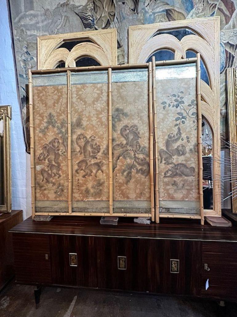 Intéressant ensemble de quatre panneaux italiens vintage peints avec des singes sur un fond floral. Encadré en bambou. Crée une ambiance tropicale. Joli !