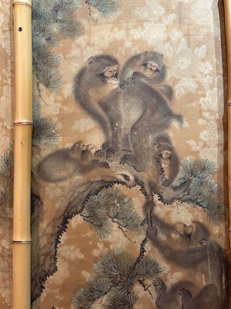 Peint à la main Ensemble de quatre panneaux italiens vintage représentant des singes dans des cadres en bambou en vente