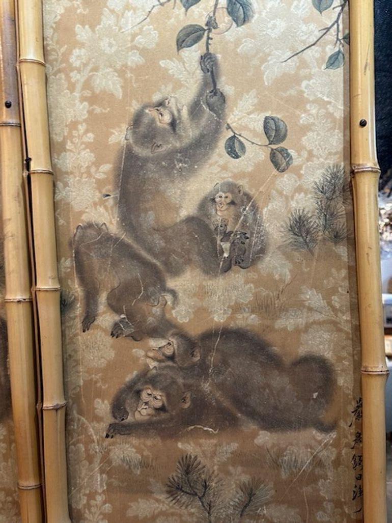 Tissu Ensemble de quatre panneaux italiens vintage représentant des singes dans des cadres en bambou en vente