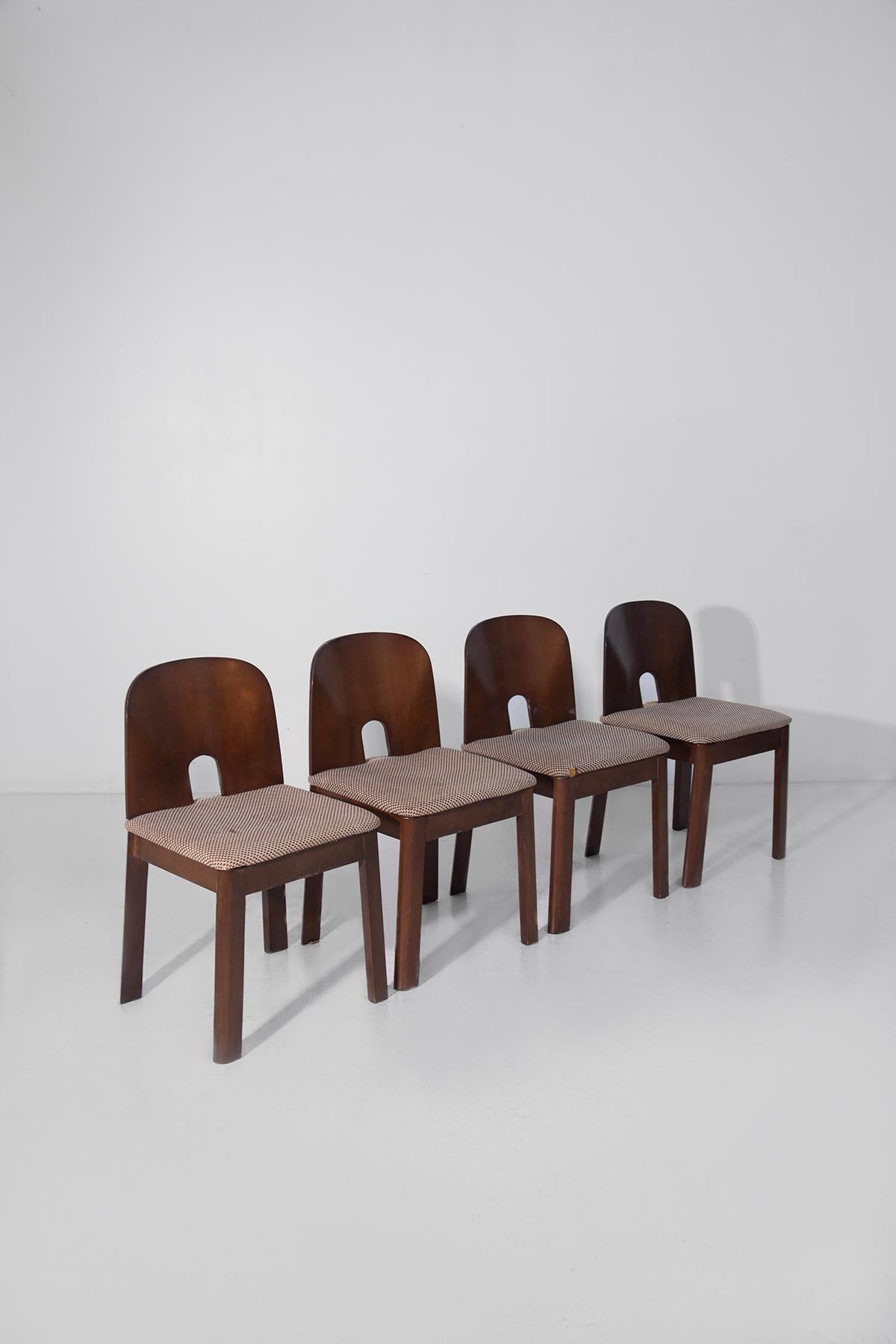 Iconic set of four 1970s Italian chairs in the style of Afra and Tobia Scarpa - Walnut wood and sculptural design
Timeless elegance is manifested in this set of four Italian chairs from the 1970s, made of precious walnut wood and inspired by the