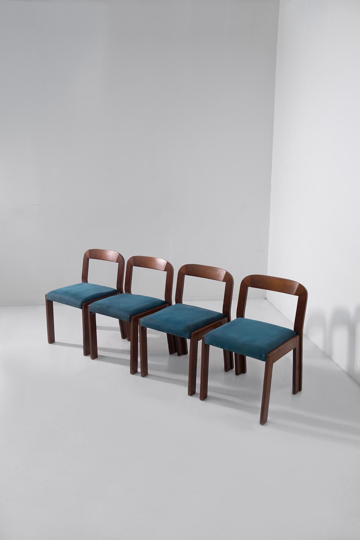 Set of 4 Italian Dining Chairs - 1970s Modernist Design with Blue Upholstery and Curved Backs
Discover this rare set of four vintage Italian dining chairs from the 1970s, featuring a minimalist and modernist design with clean architectural lines and