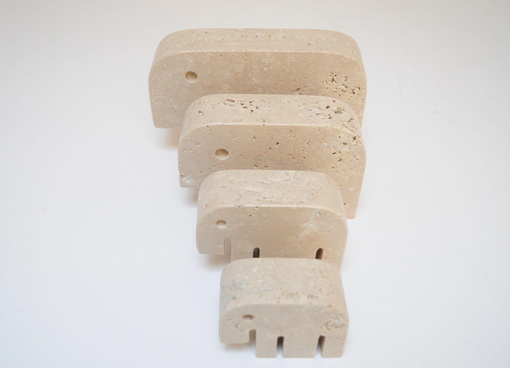 Set completo di quattro sculture di elefanti in travertino dei Fratelli Mannelli (anni '70 circa, Italia).
Condizioni eccellenti e originali - alcuni pezzi sono più porosi di altri, ma non ci sono schegge o crepe.
Elefante più grande: H. H. 3,5