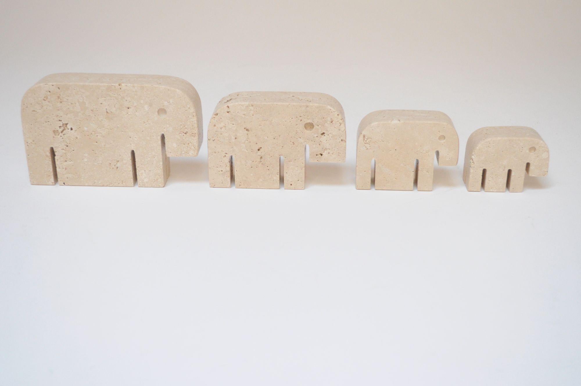 Mid-Century moderno Set di quattro sculture di elefanti in travertino italiano vintage dei Fratelli Mannelli in vendita