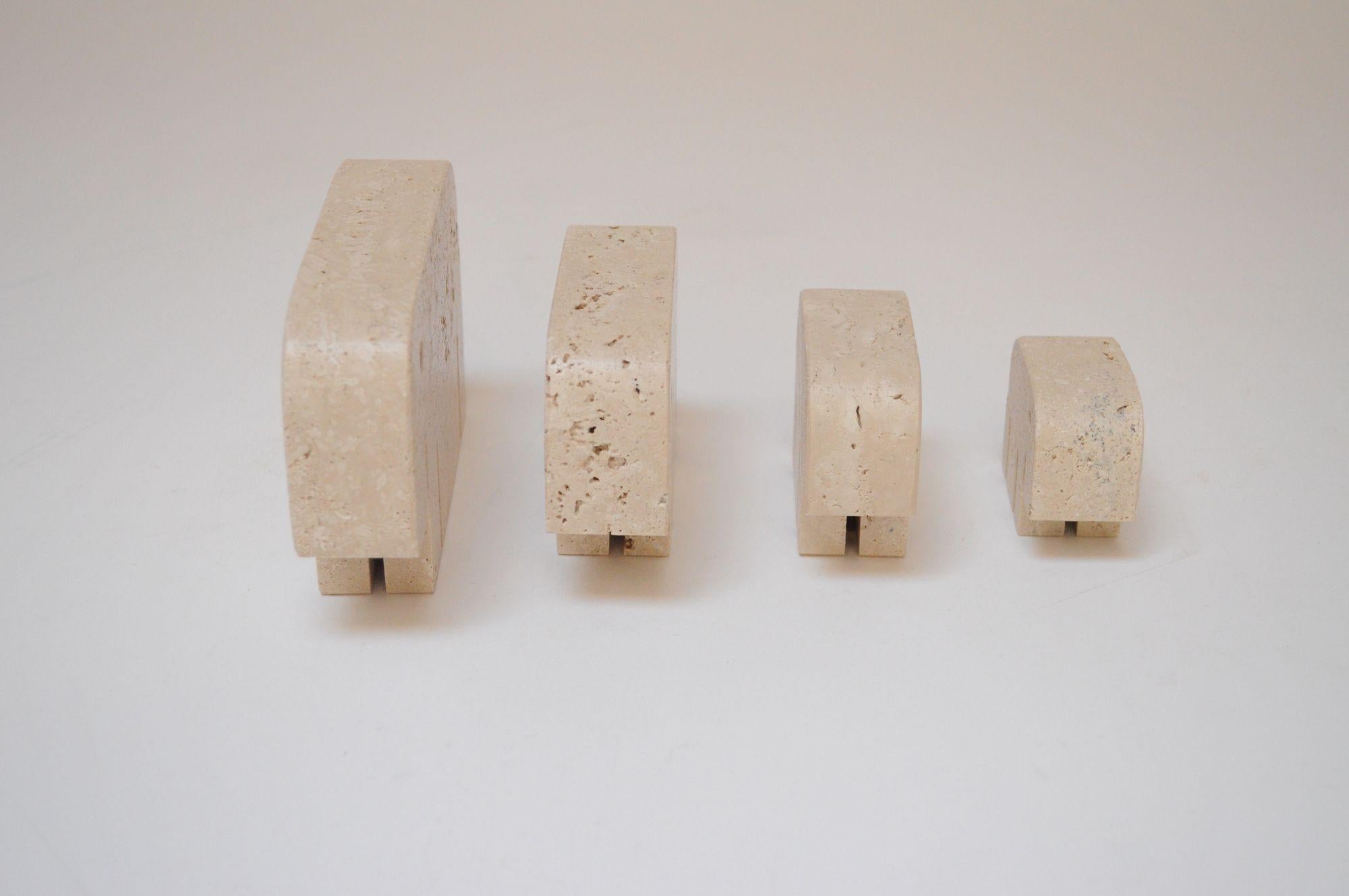 Intagliato Set di quattro sculture di elefanti in travertino italiano vintage dei Fratelli Mannelli in vendita