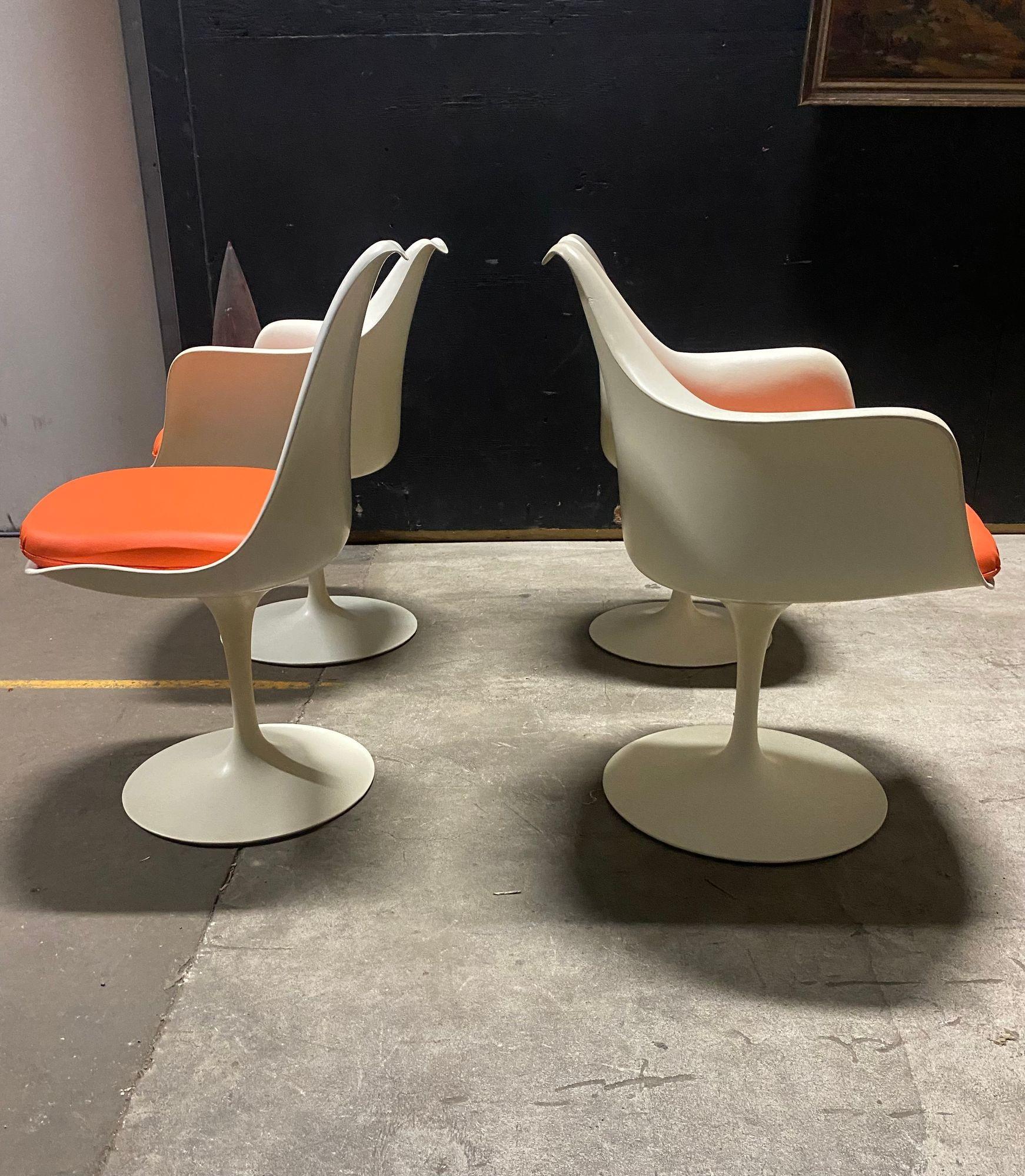 Ein schöner Satz von vier Esszimmerstühlen, entworfen von Eero Saarinen für Knoll. Diese Stühle wurden vor kurzem mit orangefarbenem Vinyl neu bezogen und sind in einem sehr guten Zustand. Das Set umfasst zwei Armlehnstühle und zwei Beistellstühle.  