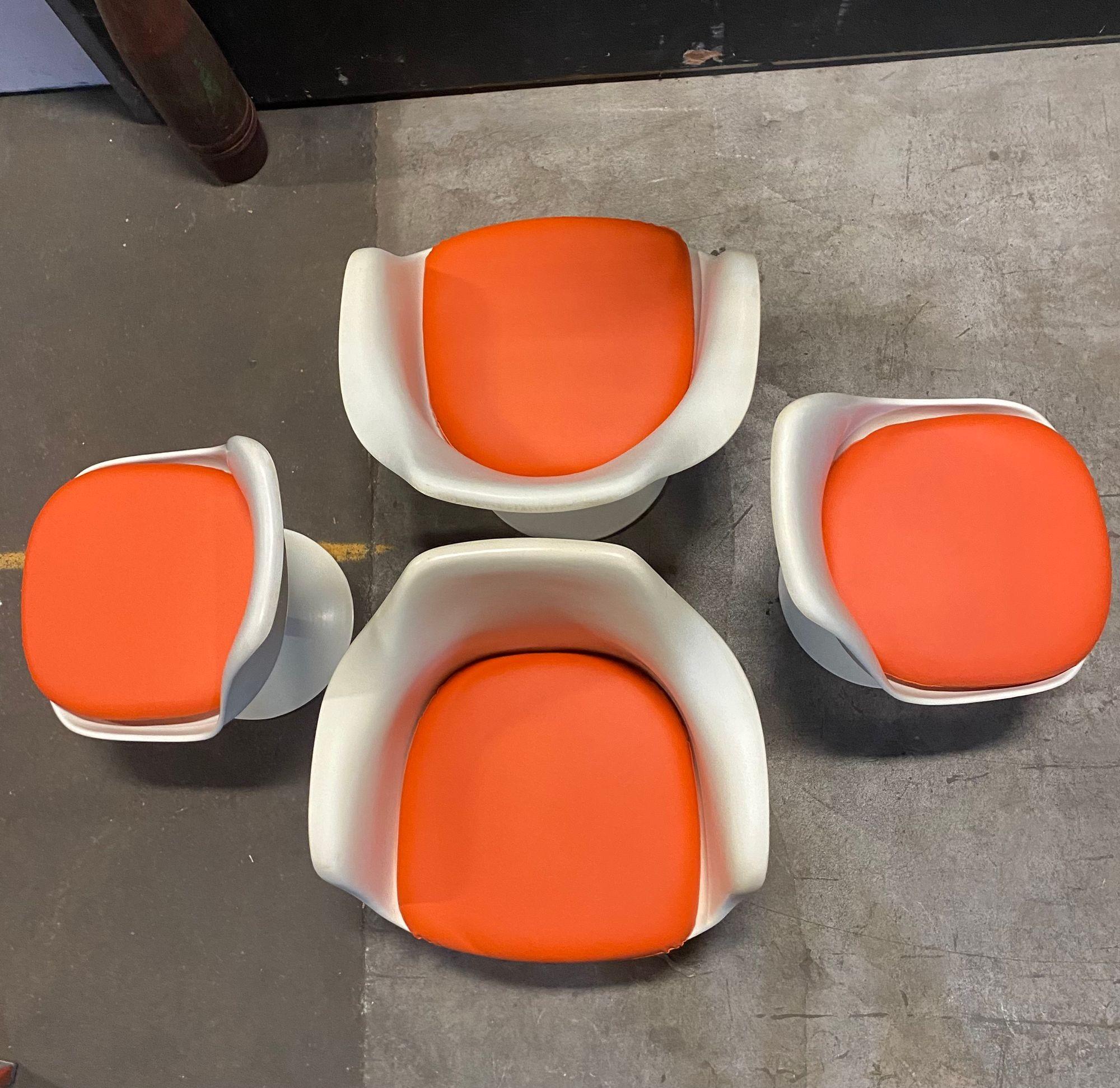 Satz von vier Vintage Knoll Eero Saarinen Tulip Stühlen (Glasfaser) im Angebot