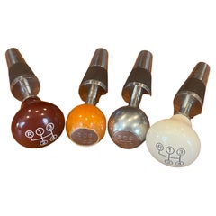 Ensemble de quatre bouchons de bouteilles/bouteilles de vin vintage Mercedes Benz