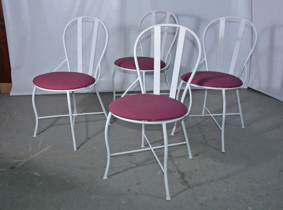 Ensemble de quatre chaises de salle à manger midcentury, de patio, de jardin, d'extérieur, avec des cadres en fer forgé qui sont nouvellement peints avec des sièges nouvellement tapissés dans un tissu d'extérieur durable. Nous pouvons récupérer le