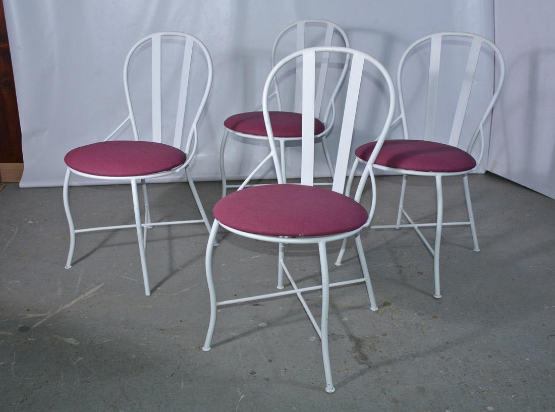 Satz von vier, Midcentury, Terrasse, Garten, im Freien, Esszimmer Stühle mit schmiedeeisernen Rahmen, die neu lackiert sind mit Sitzen neu gepolstert in langlebigen Outdoor-Stoff. Wir können mit Sitz mit COM wiederherstellen.