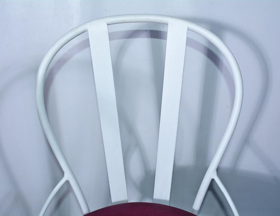 Peint à la main Ensemble de quatre chaises de salle à manger de jardin vintage en métal en vente