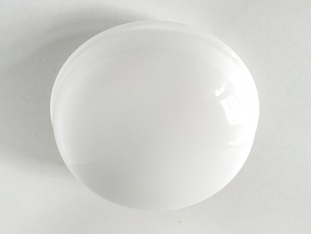 Satz von vier schönen minimalistischen mundgeblasenen weißen Opalglas, Art Deco Stil flush mounts/sconces.
Deutschland, 1960er Jahre.
Lampenfassungen: 1x E27 (US E26).
 