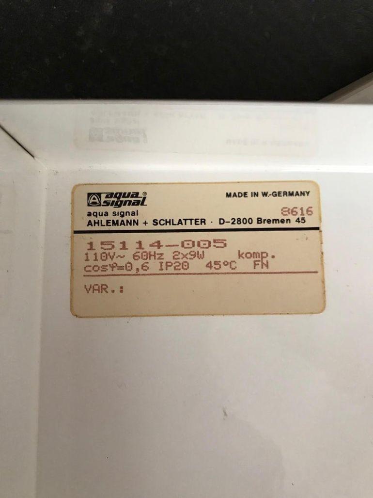 Juego de cuatro apliques modernistas vintage diseñados por Aqua Signal, Alemania, hacia la década de 1960. Cada candelabro tiene una pantalla de resina ámbar texturizada que proyecta un cálido resplandor atmosférico, montada sobre un marco de metal