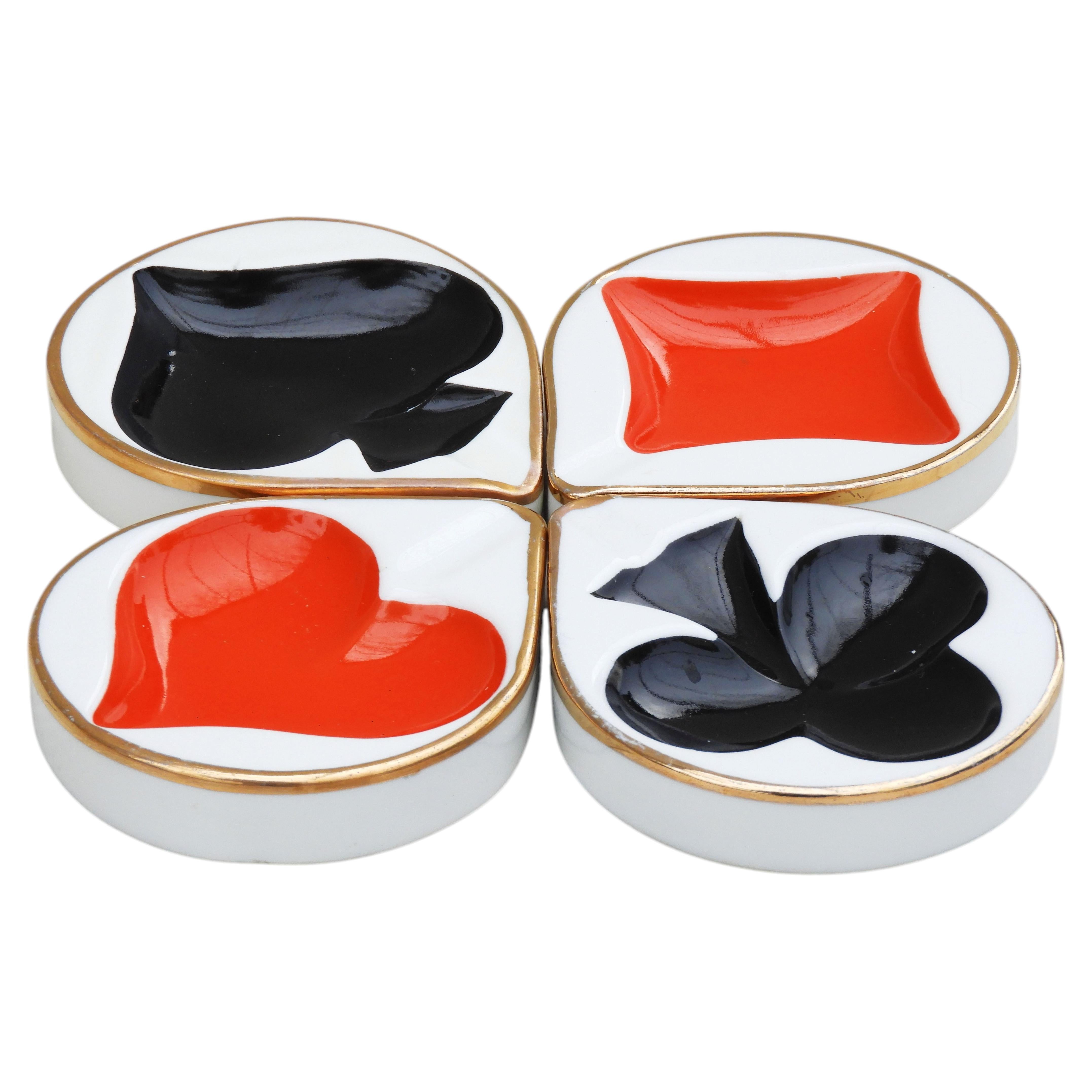 Ensemble de quatre plats en porcelaine sur le thème des cartes à jouer C1960s