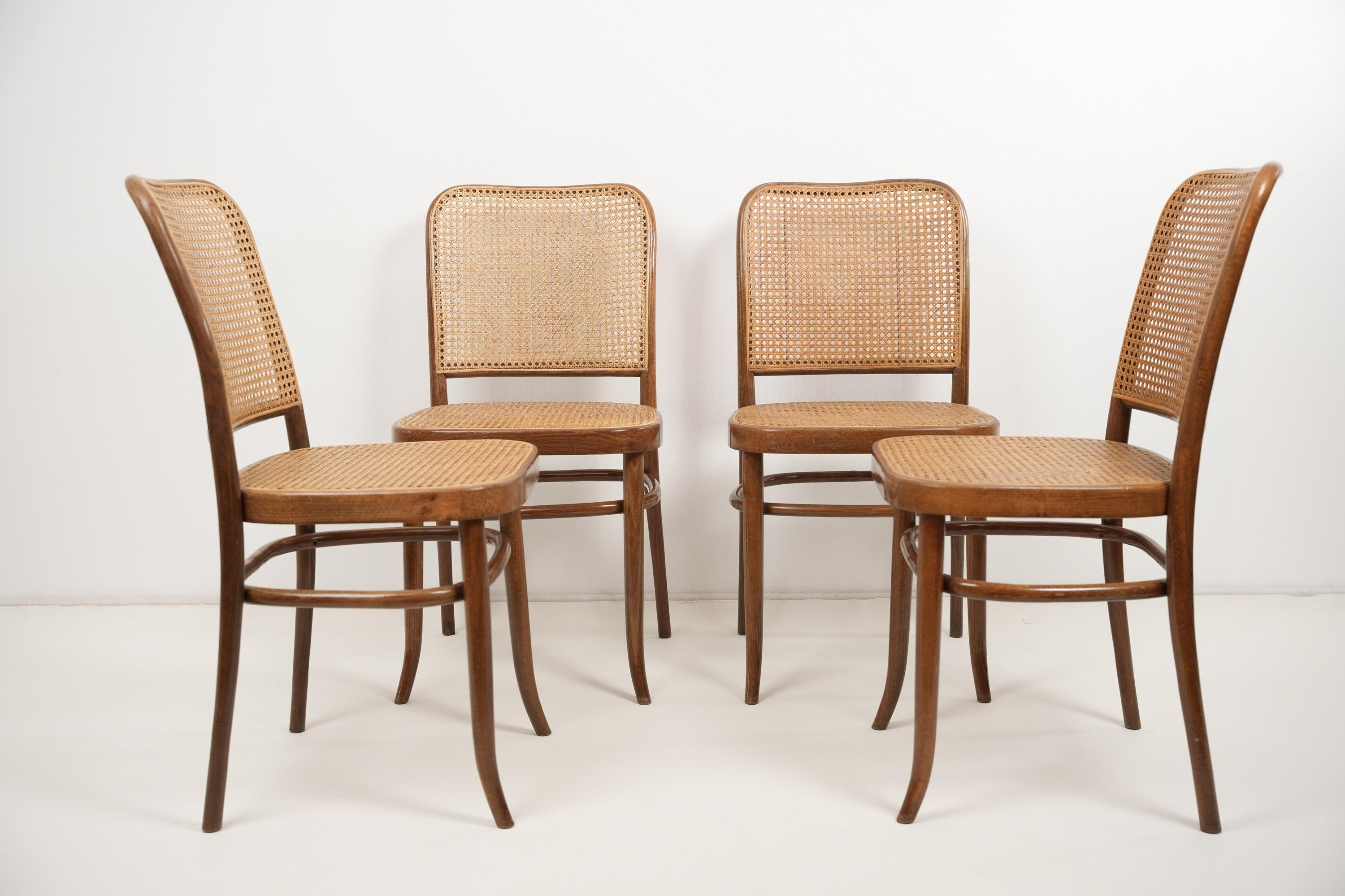 Mid-Century Modern Ensemble de quatre chaises Vintage Prague 811 par Josef Hoffmann 1950s en vente