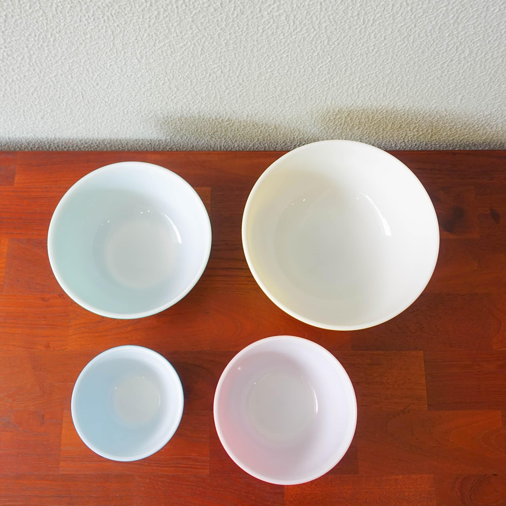 Set of Four Vintage Pyrex Primary Color Mixing Bowls, 1950s For Sale 5