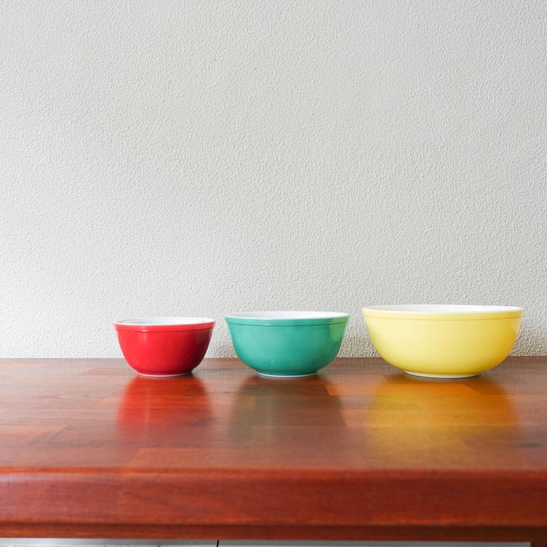 https://a.1stdibscdn.com/set-of-four-vintage-pyrex-primary-color-mixing-bowls-1950s-for-sale-picture-3/f_67192/f_338253121681554945378/DSC00649_2_master.jpg?width=768